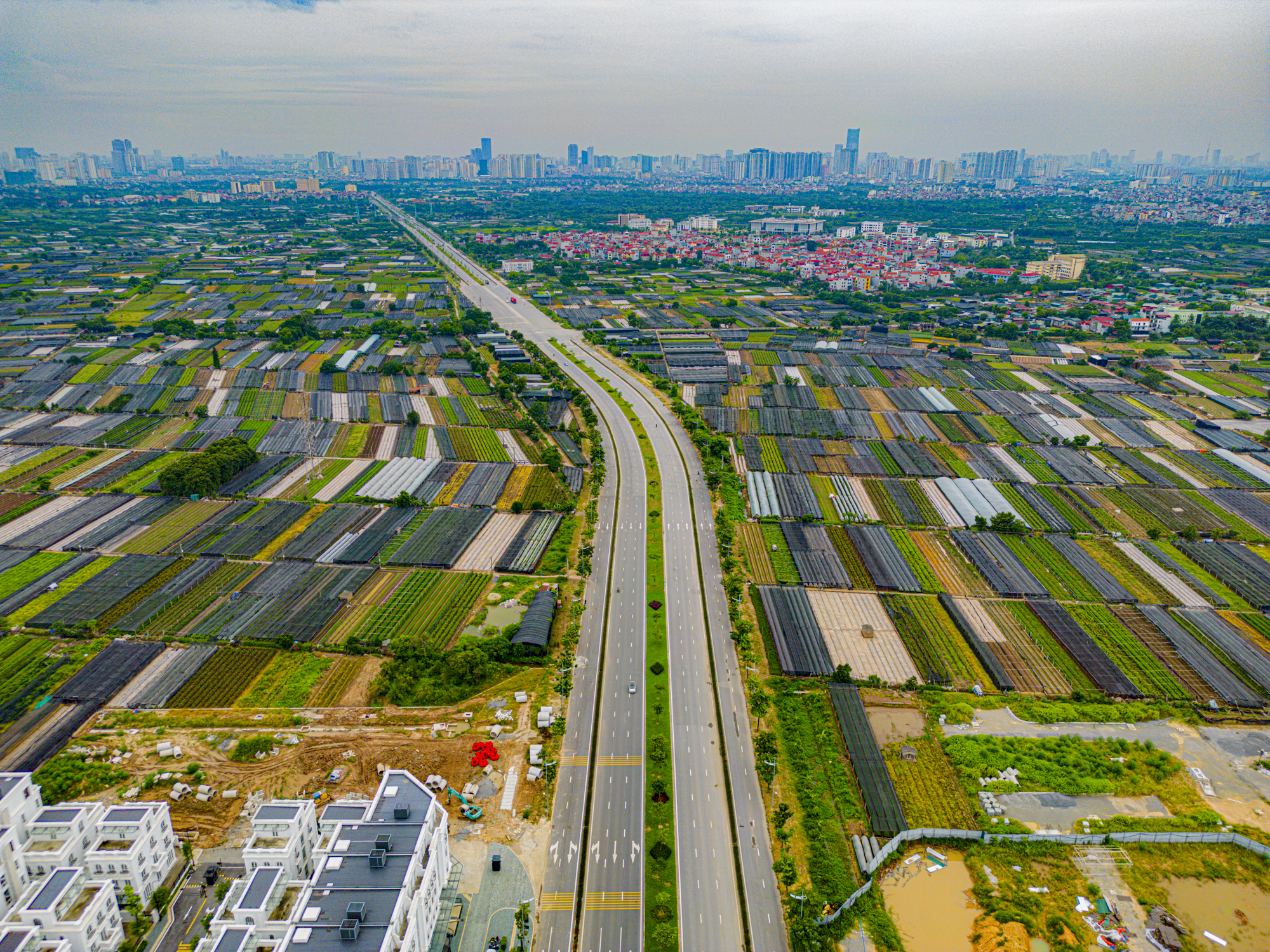 Đại lộ 10 làn xe vào giai đoạn nước rút: Chỉ còn 6 ngày hoàn tất một việc quan trọng, loạt dự án của Sunshine, Vingroup, Masterise...hưởng lợi - Ảnh 2