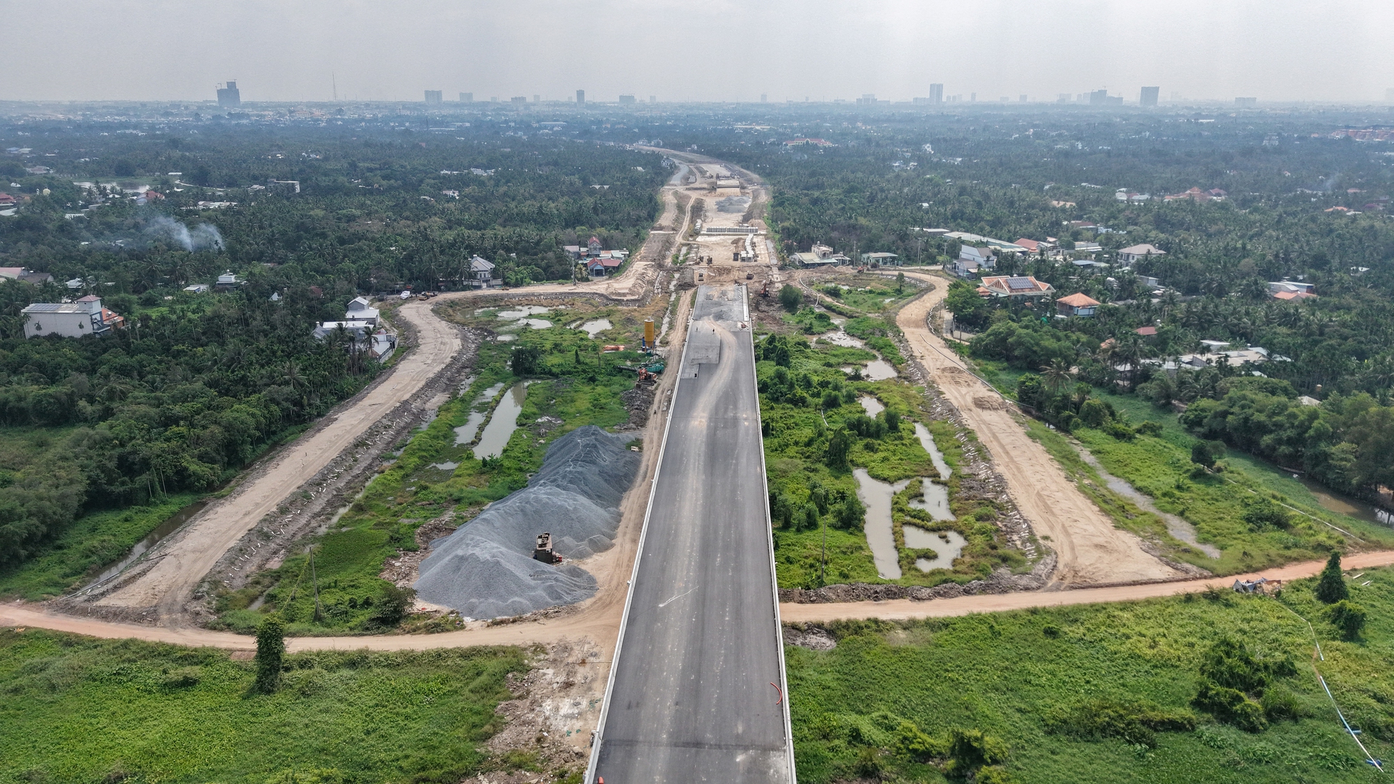 Hình ảnh công trường đường Vành đai 3 TPHCM trong sáng 31-3 - Ảnh 1