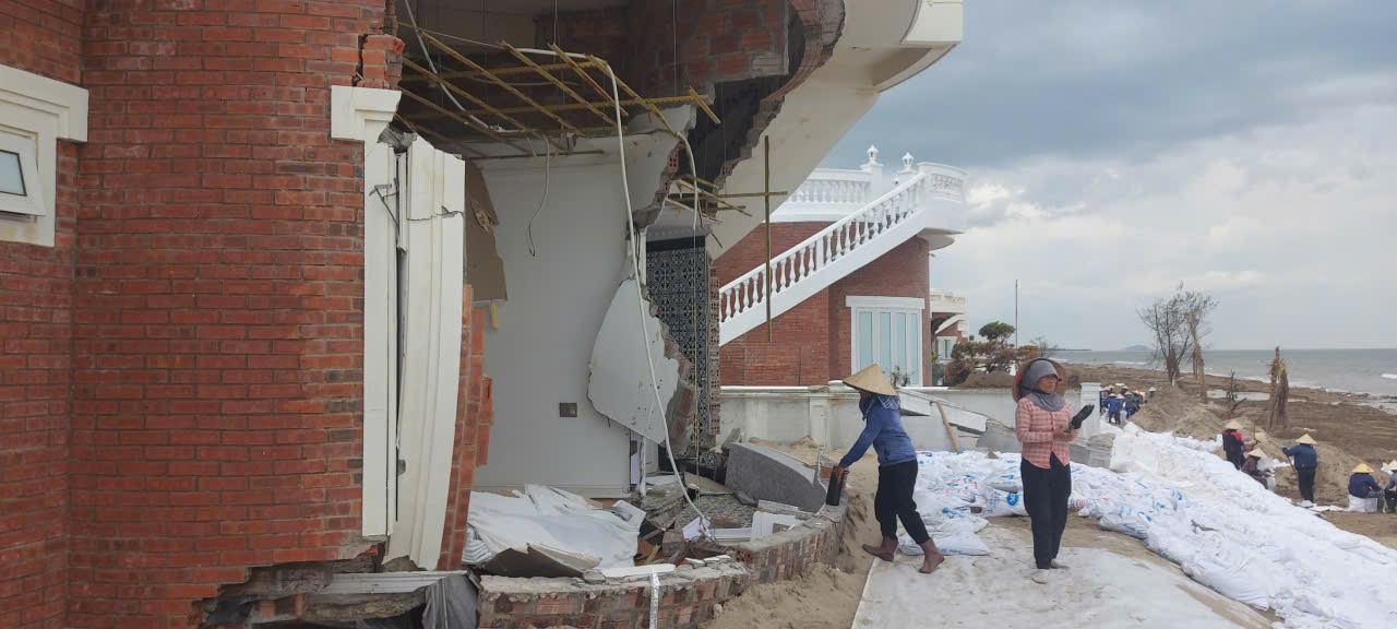 Loạt biệt thự ở Hà Tĩnh đổ nát sau bão: Yêu cầu khắc phục trước ngày 30-4 - Ảnh 1