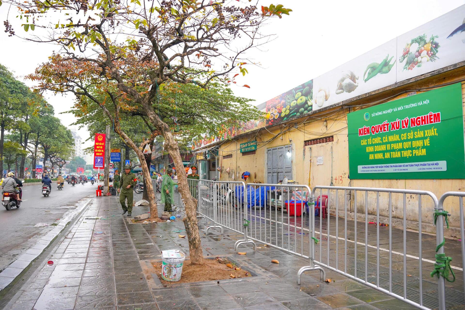 Công an dẹp sạch hàng rong, vỉa hè chợ đầu mối Hà Nội thông thoáng trở lại - Ảnh 10