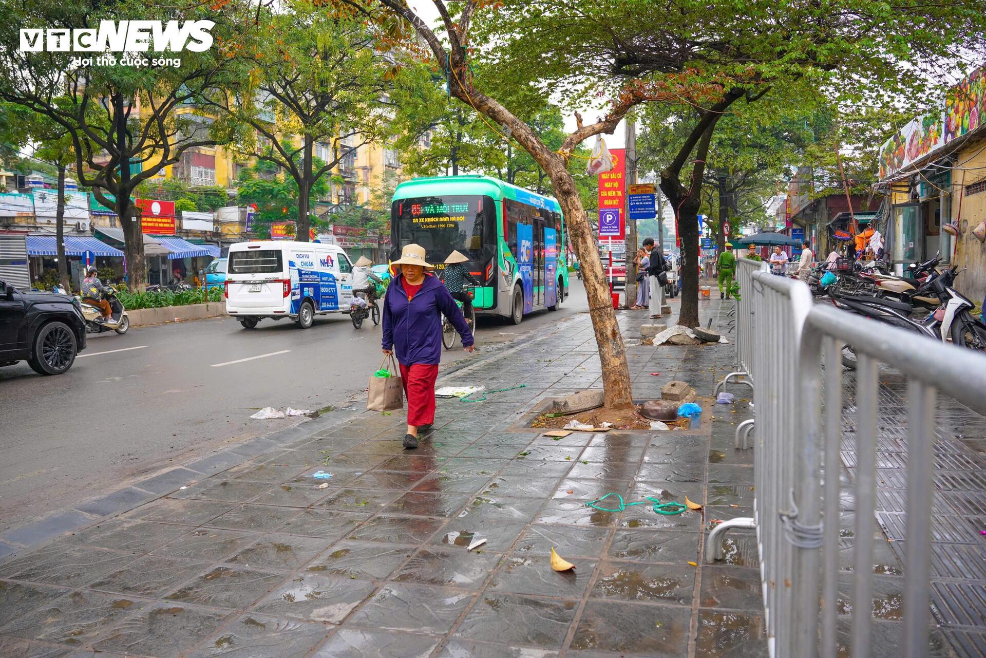 Công an dẹp sạch hàng rong, vỉa hè chợ đầu mối Hà Nội thông thoáng trở lại - Ảnh 11