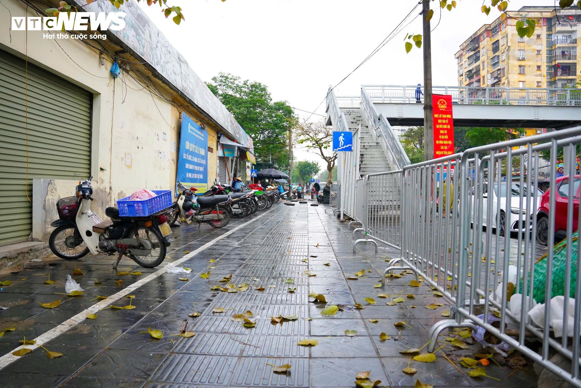 Công an dẹp sạch hàng rong, vỉa hè chợ đầu mối Hà Nội thông thoáng trở lại - Ảnh 12