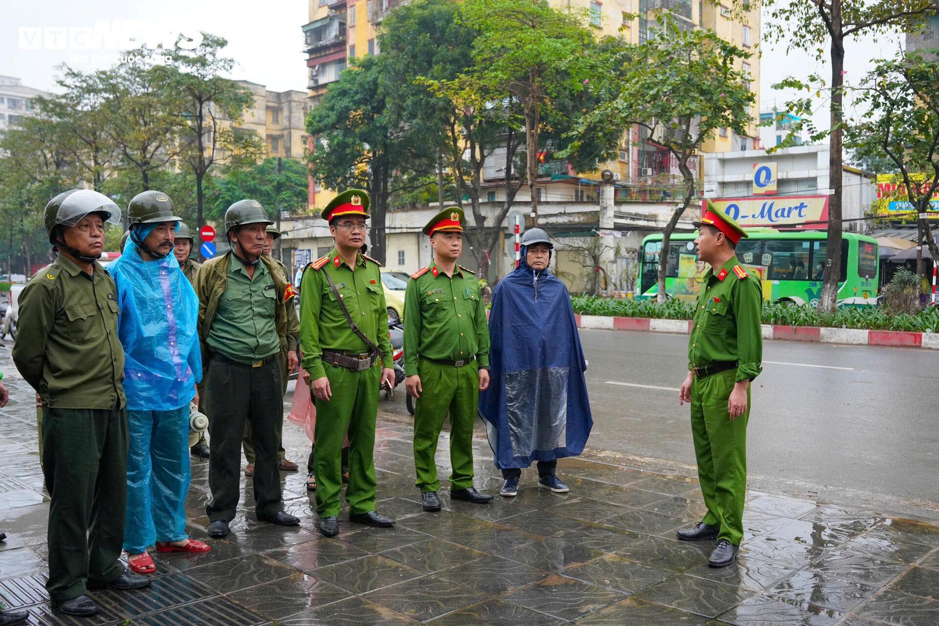 Công an dẹp sạch hàng rong, vỉa hè chợ đầu mối Hà Nội thông thoáng trở lại - Ảnh 2