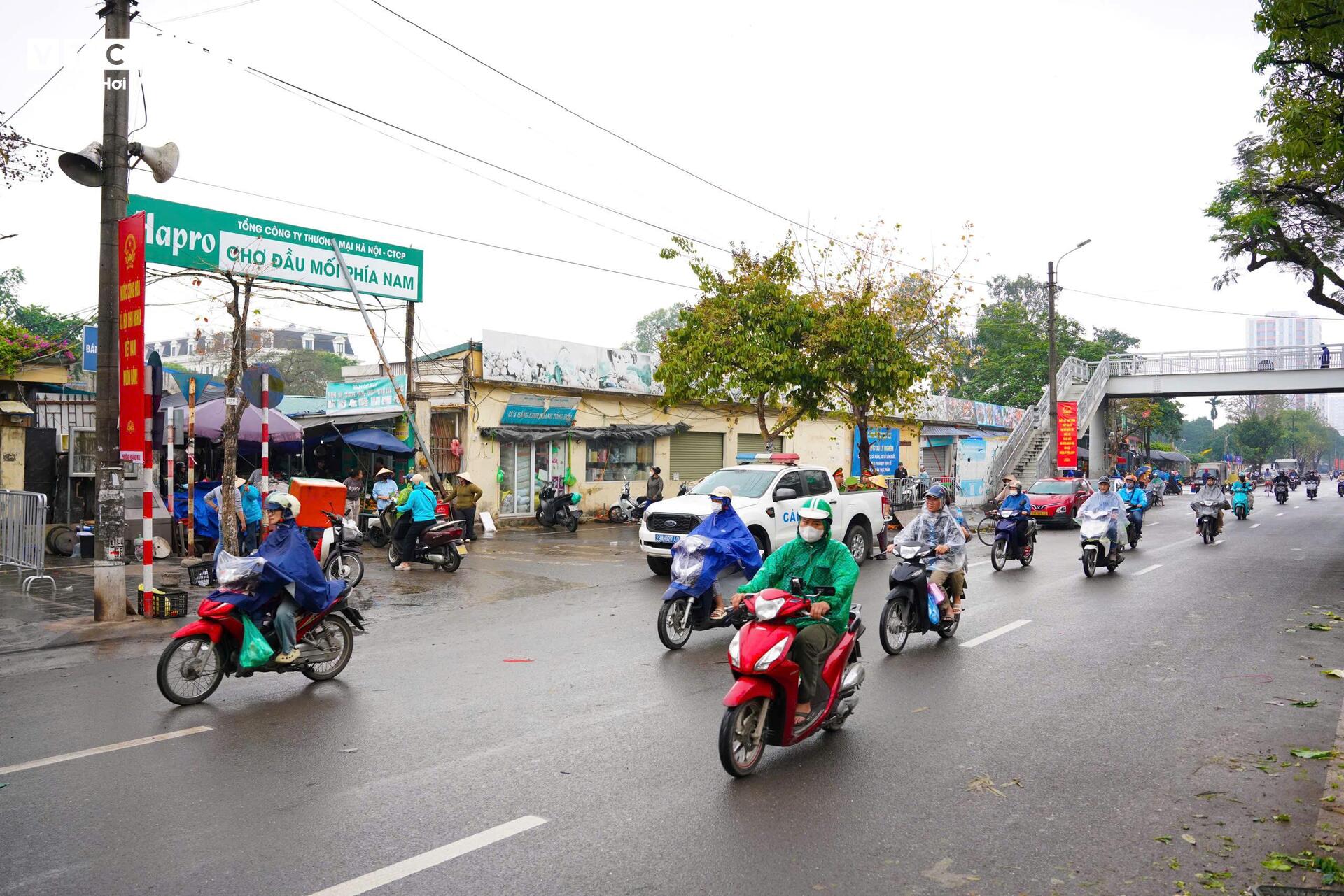 Công an dẹp sạch hàng rong, vỉa hè chợ đầu mối Hà Nội thông thoáng trở lại - Ảnh 1
