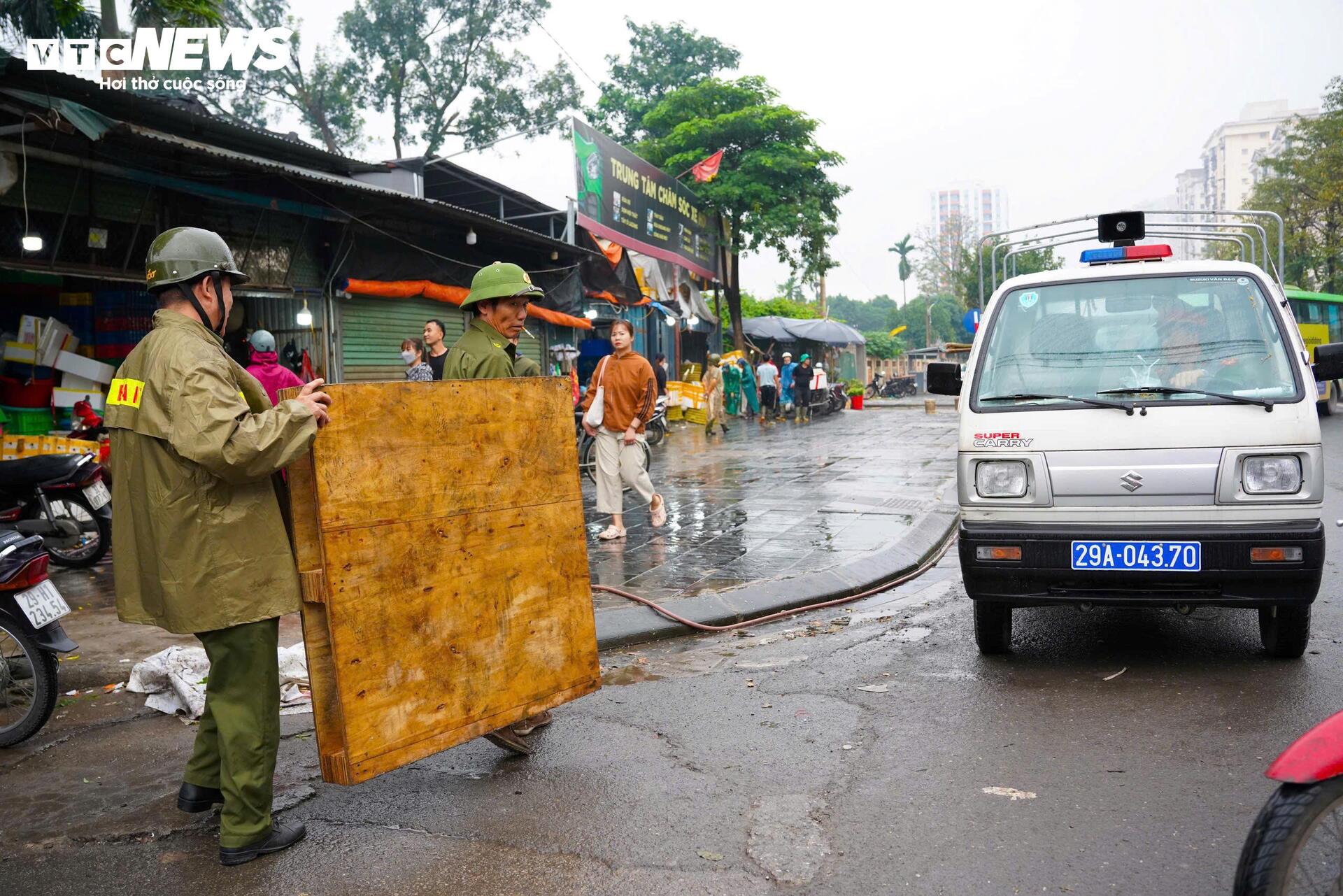 Công an dẹp sạch hàng rong, vỉa hè chợ đầu mối Hà Nội thông thoáng trở lại - Ảnh 3