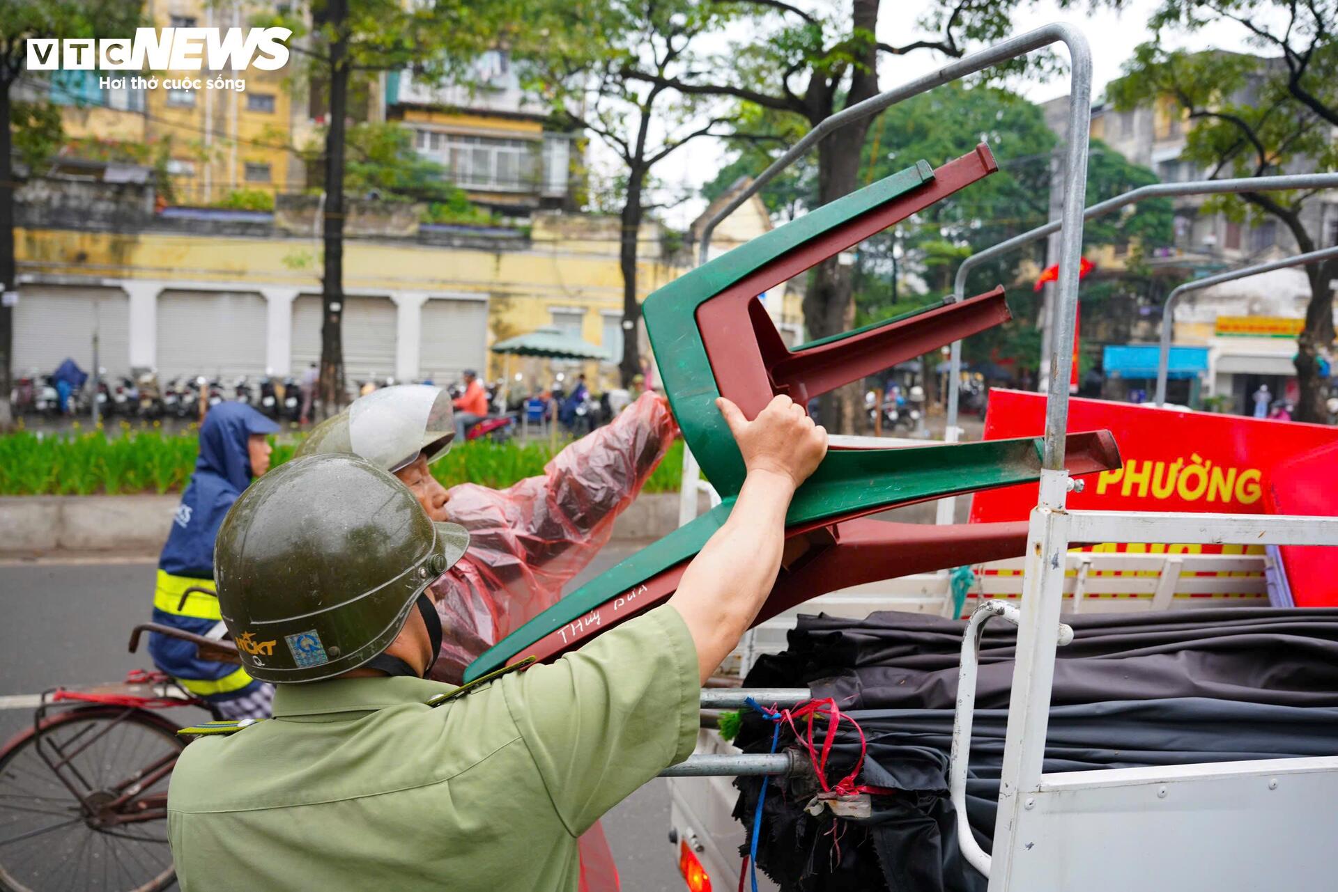 Công an dẹp sạch hàng rong, vỉa hè chợ đầu mối Hà Nội thông thoáng trở lại - Ảnh 4