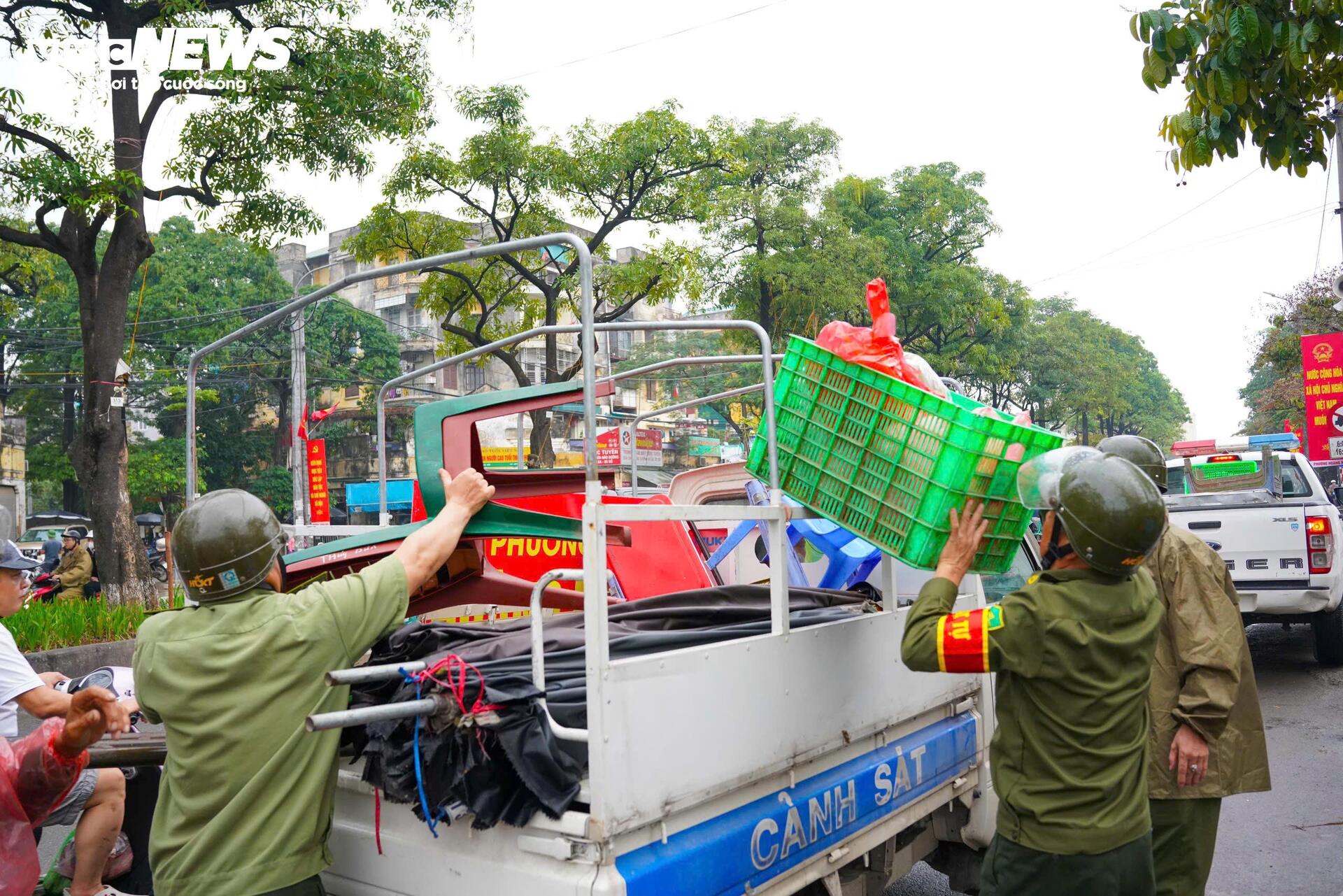 Công an dẹp sạch hàng rong, vỉa hè chợ đầu mối Hà Nội thông thoáng trở lại - Ảnh 5