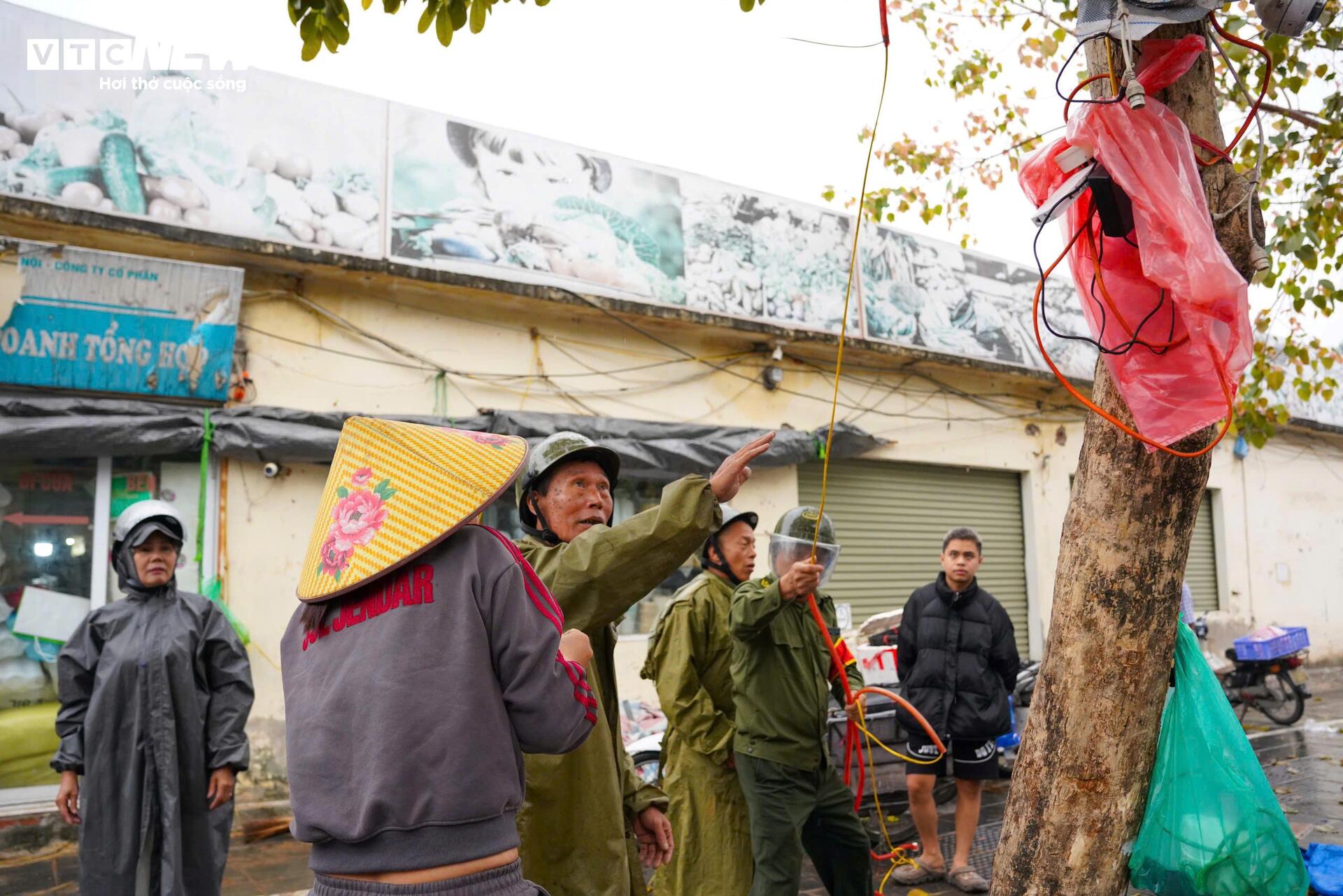 Công an dẹp sạch hàng rong, vỉa hè chợ đầu mối Hà Nội thông thoáng trở lại - Ảnh 6