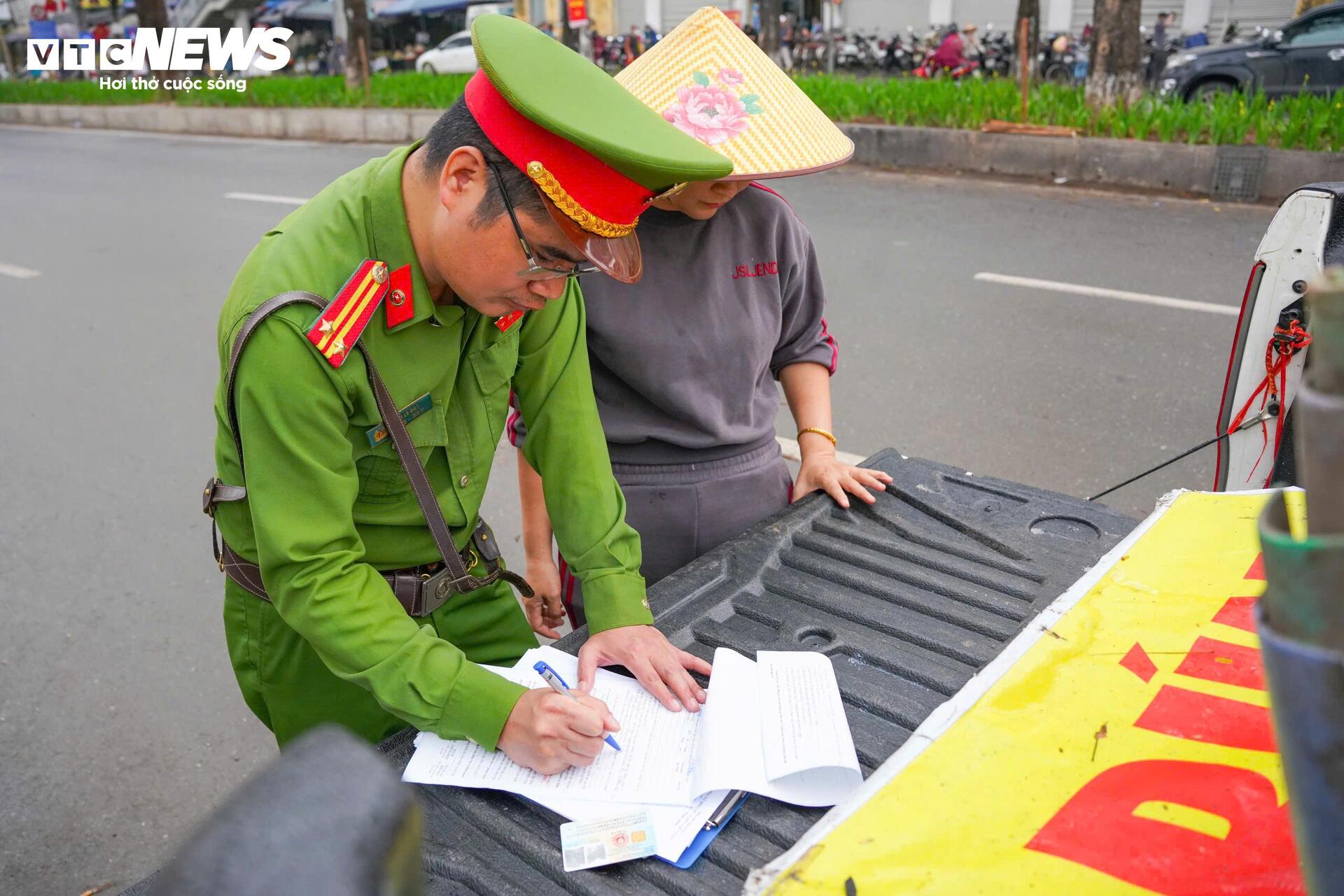 Công an dẹp sạch hàng rong, vỉa hè chợ đầu mối Hà Nội thông thoáng trở lại - Ảnh 8