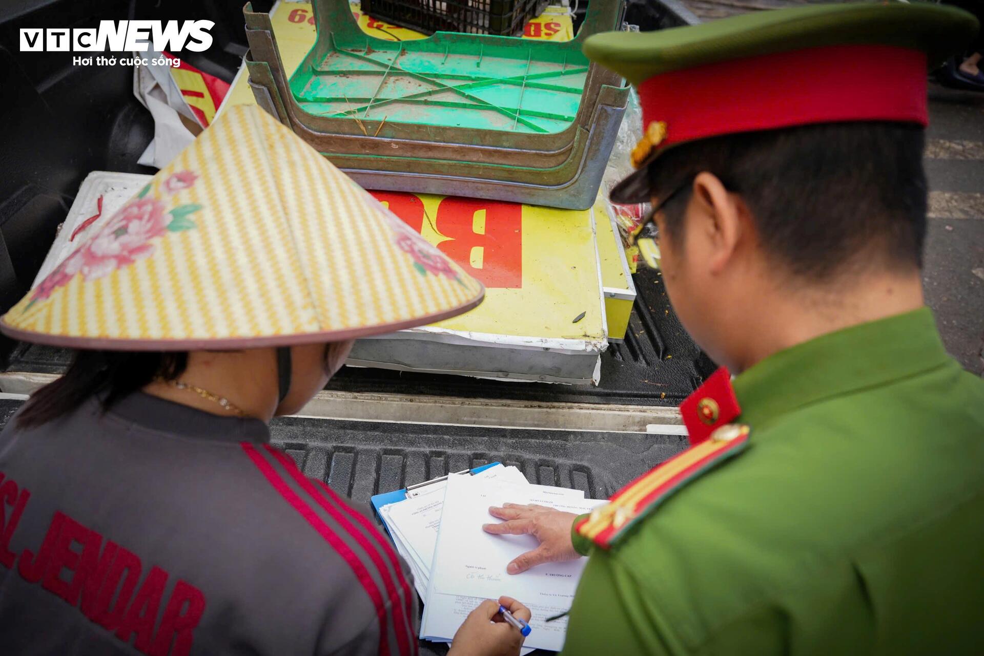 Công an dẹp sạch hàng rong, vỉa hè chợ đầu mối Hà Nội thông thoáng trở lại - Ảnh 9
