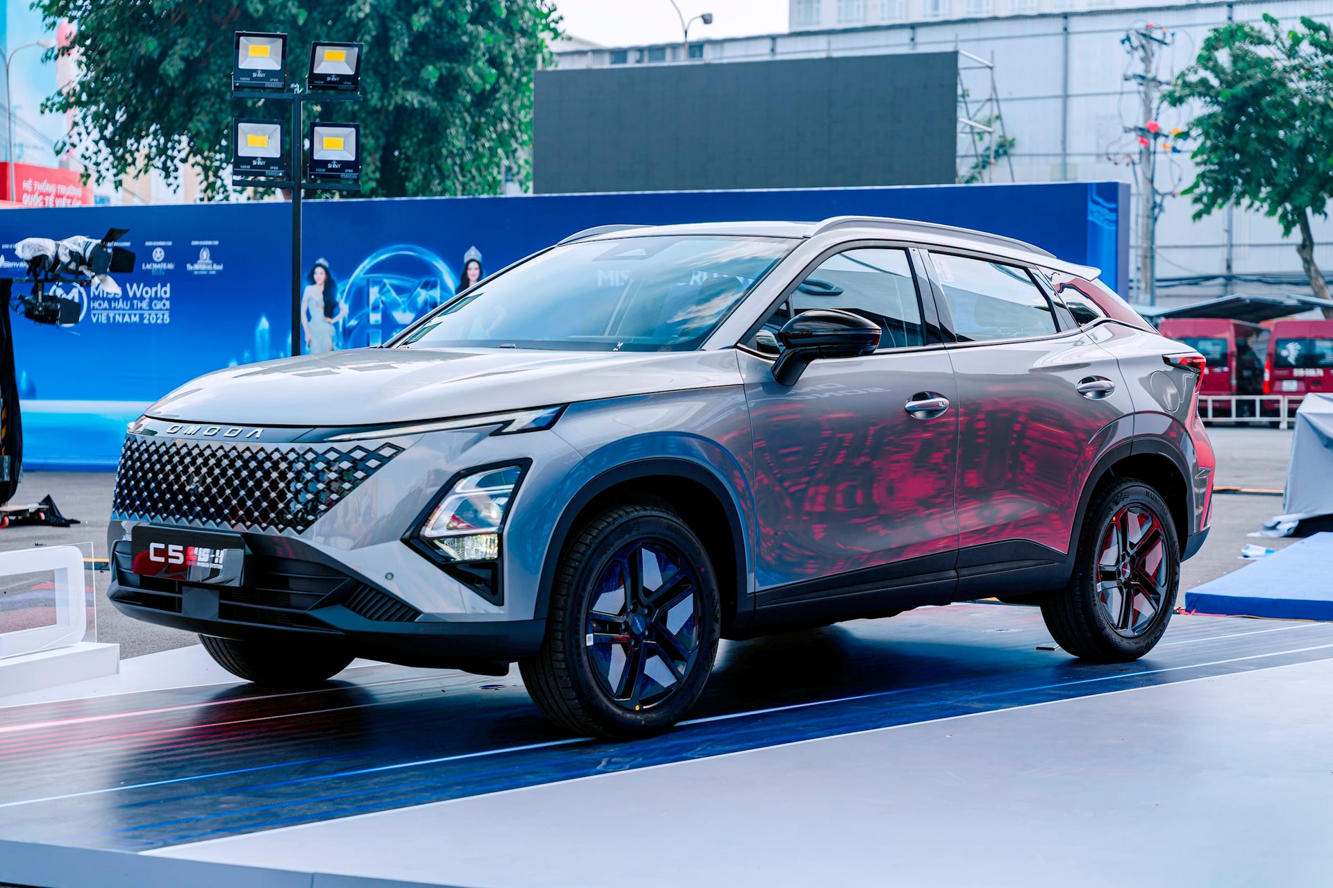 Thương hiệu ô tô Trung Quốc xây nhà máy ở Việt Nam ra mắt SUV hybrid cỡ B+: Giá từ 599 triệu rẻ hơn Toyota Corolla Cross HEV 250 triệu, tầm hoạt động 1.000 km - Ảnh 2