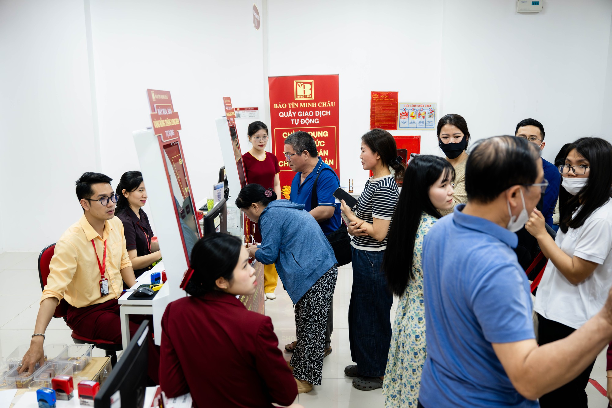 Cảnh tượng khó tin trên phố Cầu Giấy: “ATM vàng” chạy hết công suất, khách ngồi kín chỗ - Ảnh 9