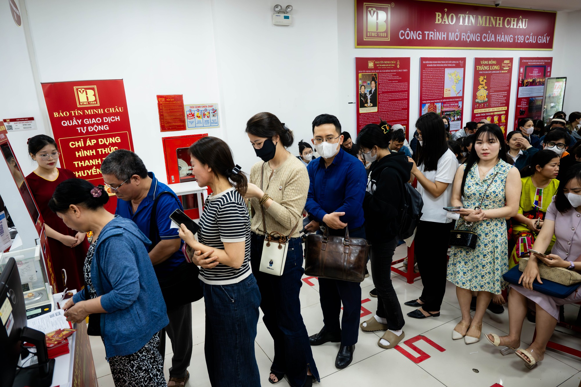 Cảnh tượng khó tin trên phố Cầu Giấy: “ATM vàng” chạy hết công suất, khách ngồi kín chỗ - Ảnh 8