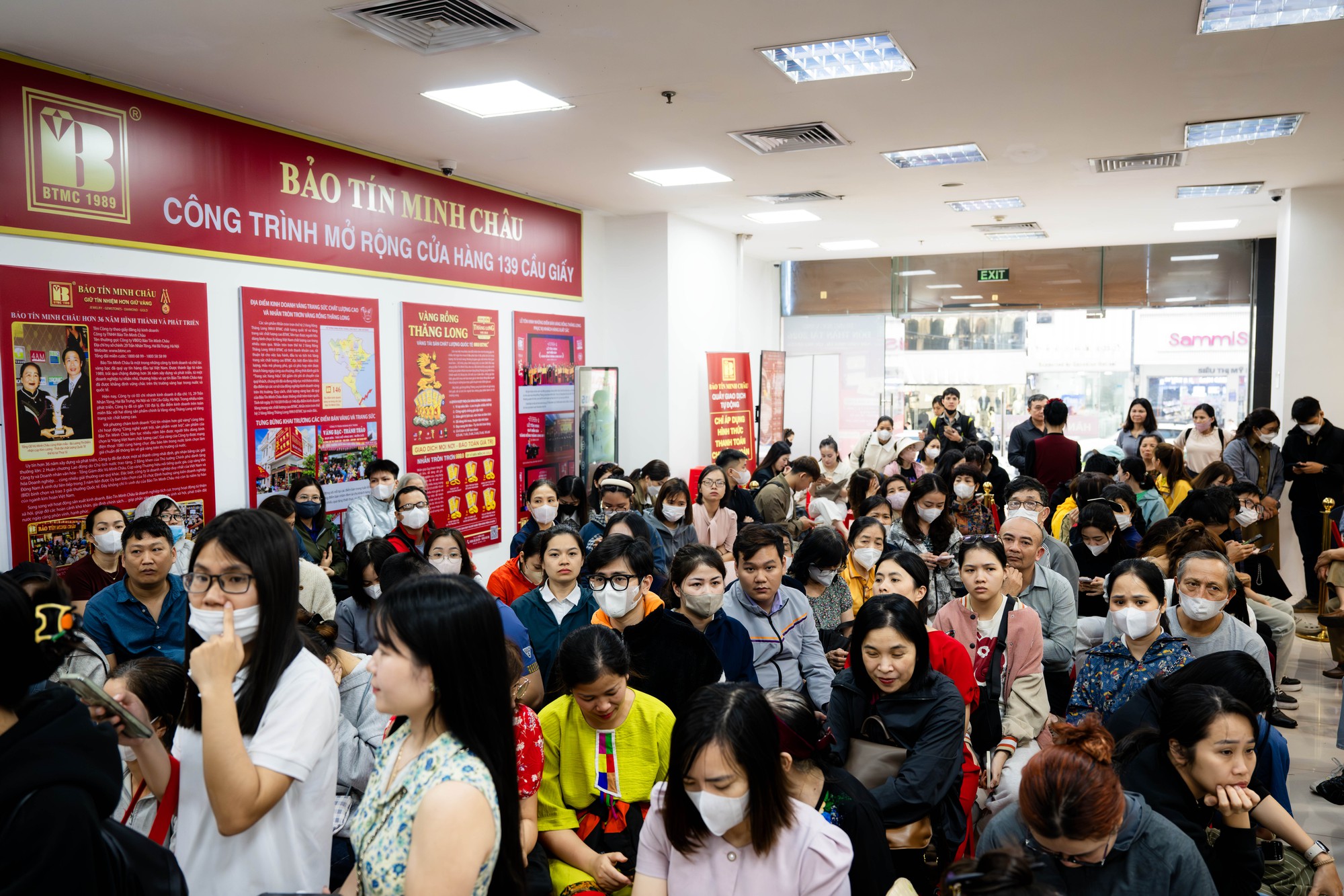 Cảnh tượng khó tin trên phố Cầu Giấy: “ATM vàng” chạy hết công suất, khách ngồi kín chỗ - Ảnh 2