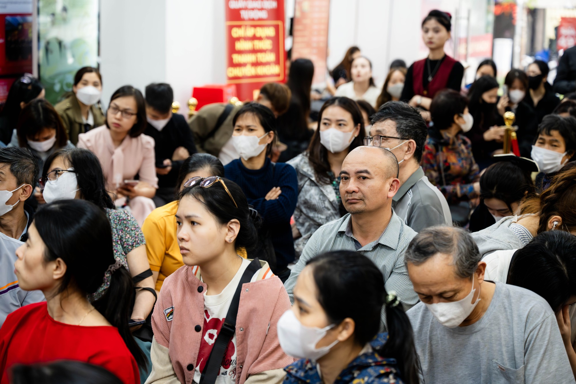 Cảnh tượng khó tin trên phố Cầu Giấy: “ATM vàng” chạy hết công suất, khách ngồi kín chỗ - Ảnh 3