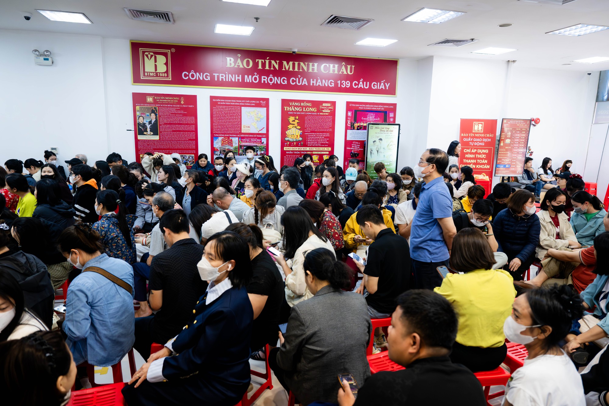 Cảnh tượng khó tin trên phố Cầu Giấy: “ATM vàng” chạy hết công suất, khách ngồi kín chỗ - Ảnh 4