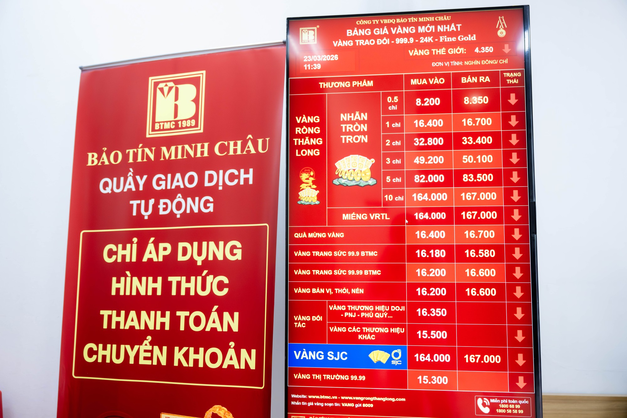 Cảnh tượng khó tin trên phố Cầu Giấy: “ATM vàng” chạy hết công suất, khách ngồi kín chỗ - Ảnh 5