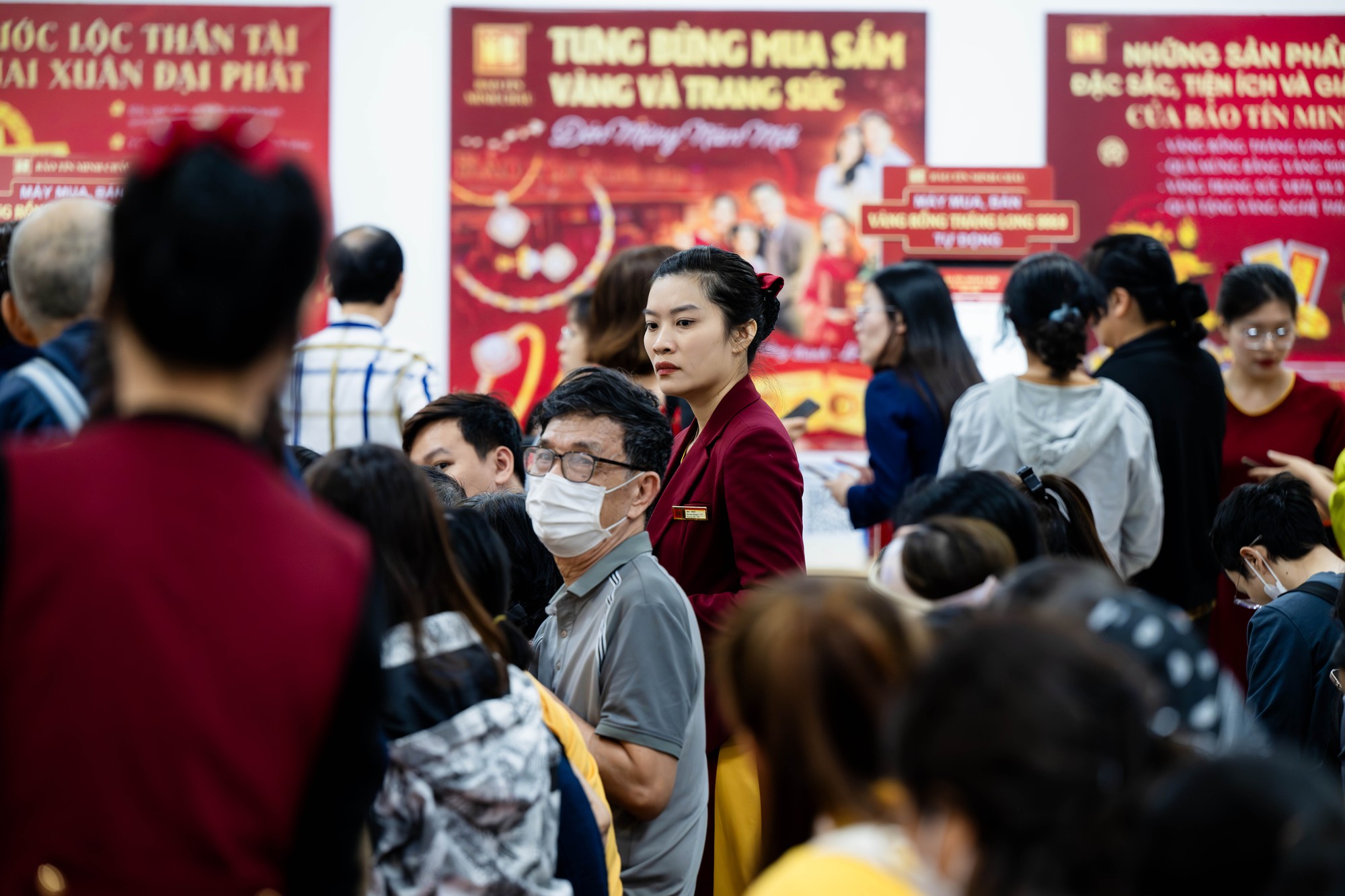 Cảnh tượng khó tin trên phố Cầu Giấy: “ATM vàng” chạy hết công suất, khách ngồi kín chỗ - Ảnh 10