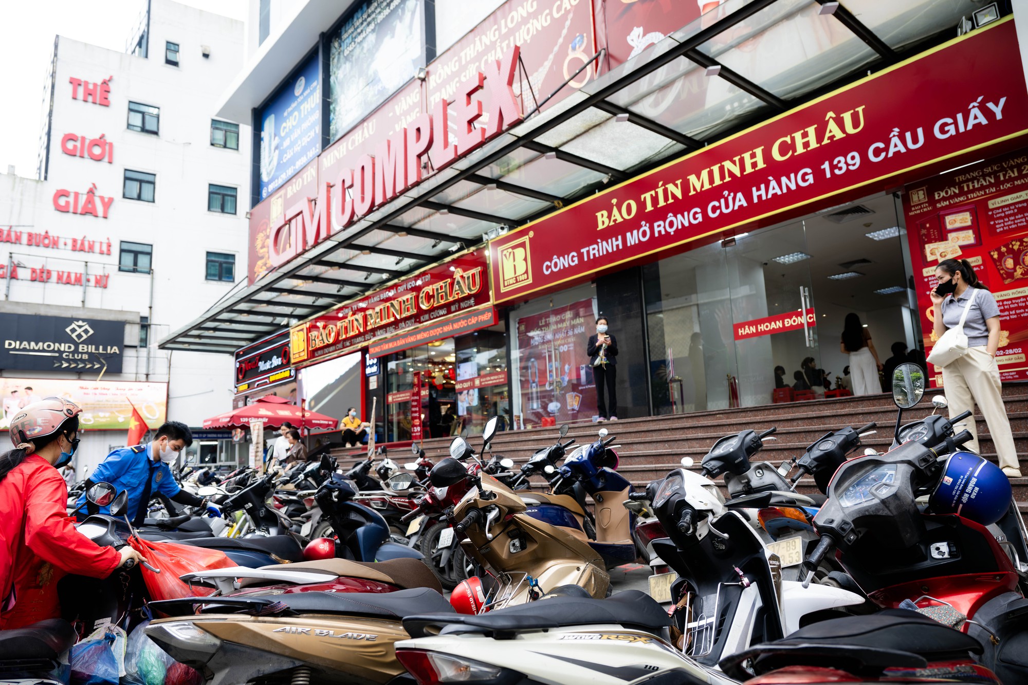 Cảnh tượng khó tin trên phố Cầu Giấy: “ATM vàng” chạy hết công suất, khách ngồi kín chỗ - Ảnh 1