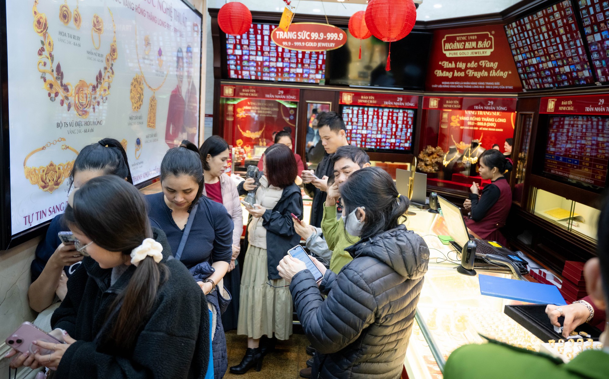 [CLIP] Con đường gần 1km ở Hà Nội có cả chục tiệm vàng: Bên xếp hàng dằng dặc - bên lại vắng tanh, vì sao? - Ảnh 8