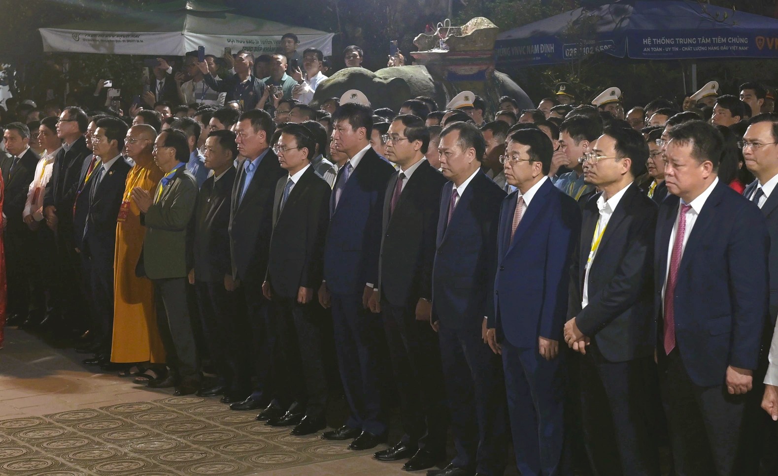 Hàng ngàn người "đội mưa" xuyên đêm chờ xin ấn đền Trần - Ảnh 4