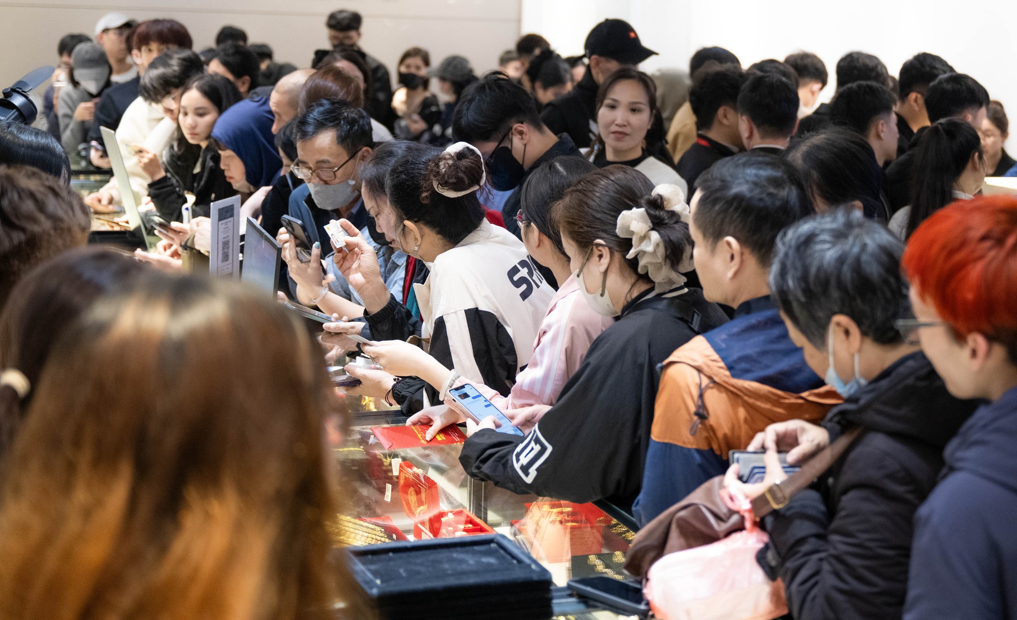 [CLIP] Con đường gần 1km ở Hà Nội có cả chục tiệm vàng: Bên xếp hàng dằng dặc - bên lại vắng tanh, vì sao? - Ảnh 6