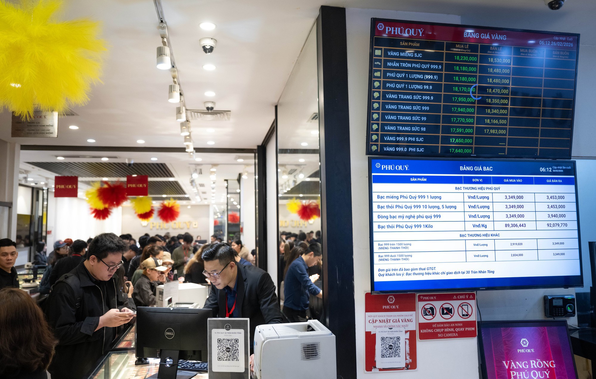 [CLIP] Con đường gần 1km ở Hà Nội có cả chục tiệm vàng: Bên xếp hàng dằng dặc - bên lại vắng tanh, vì sao? - Ảnh 9