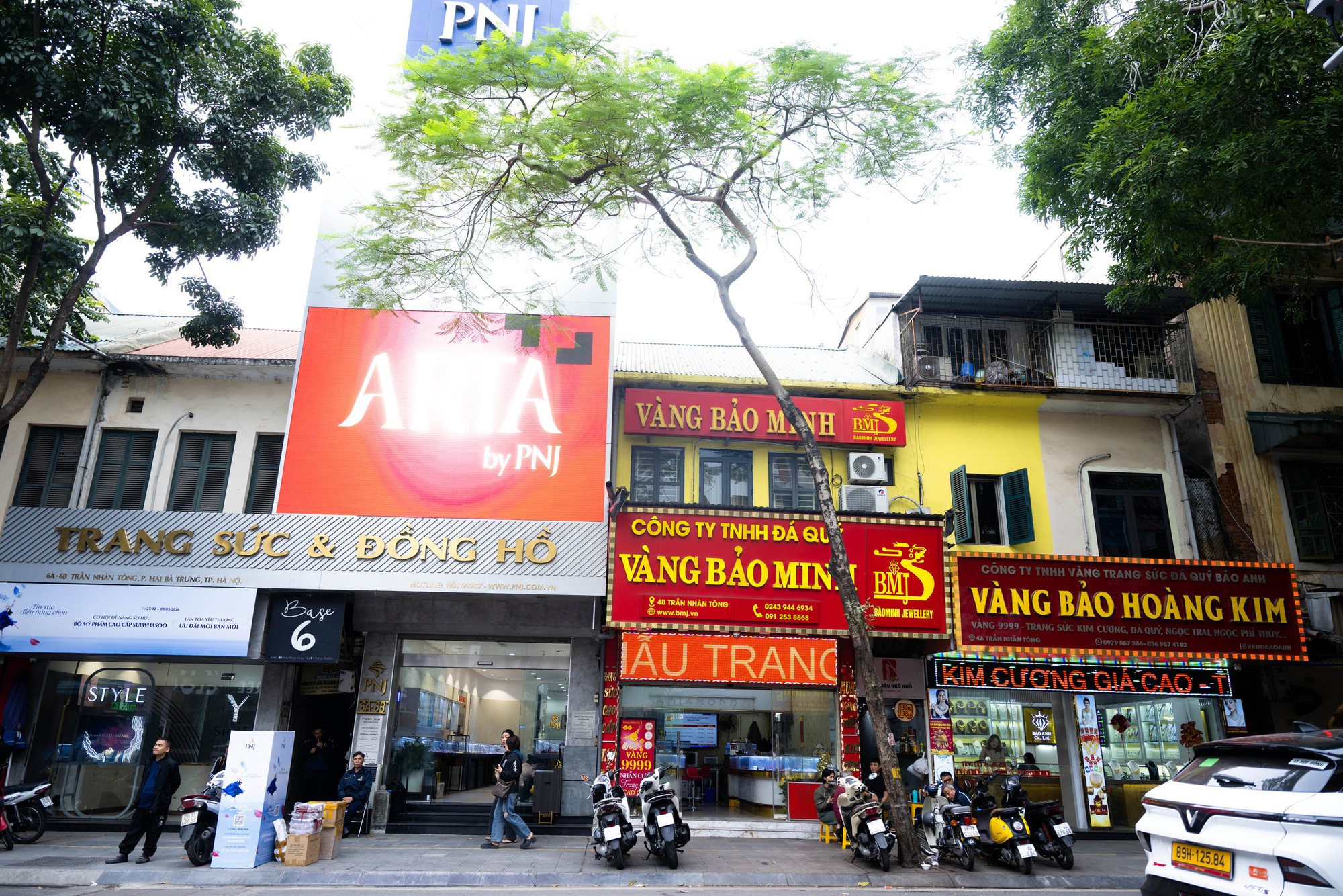 [CLIP] Con đường gần 1km ở Hà Nội có cả chục tiệm vàng: Bên xếp hàng dằng dặc - bên lại vắng tanh, vì sao? - Ảnh 5