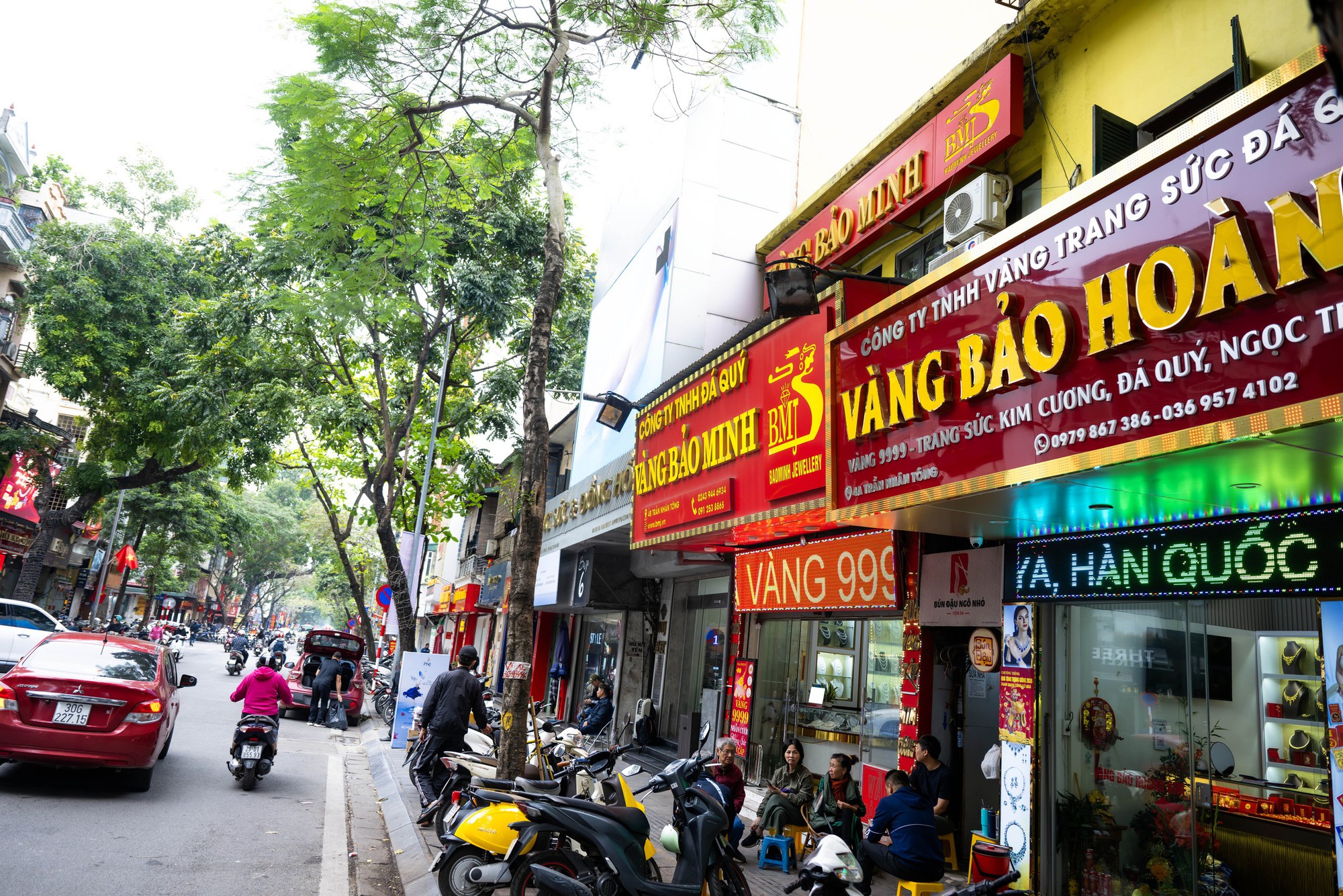 [CLIP] Con đường gần 1km ở Hà Nội có cả chục tiệm vàng: Bên xếp hàng dằng dặc - bên lại vắng tanh, vì sao? - Ảnh 4