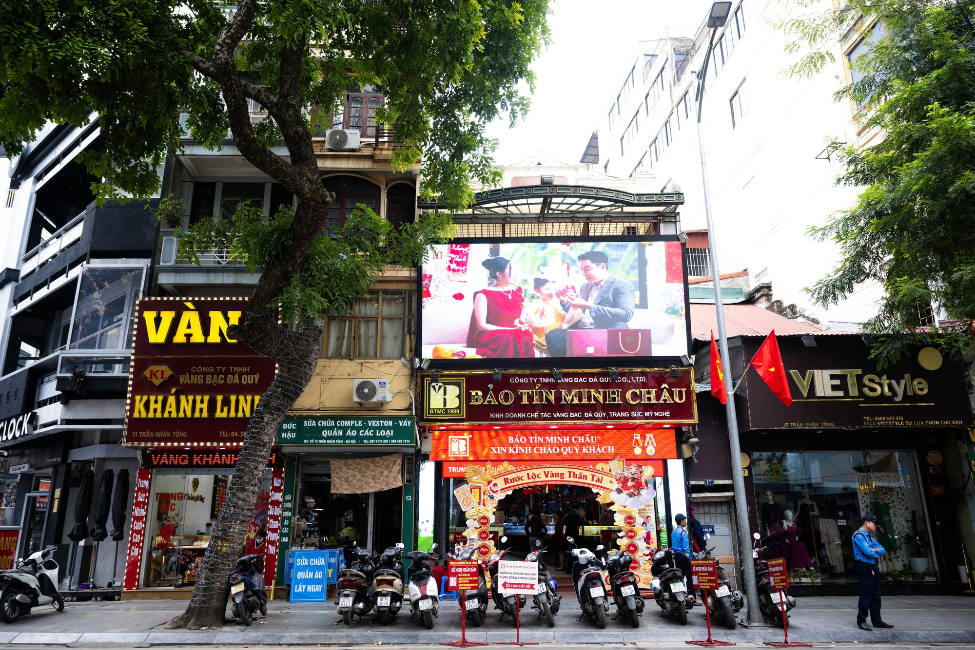 [CLIP] Con đường gần 1km ở Hà Nội có cả chục tiệm vàng: Bên xếp hàng dằng dặc - bên lại vắng tanh, vì sao? - Ảnh 3