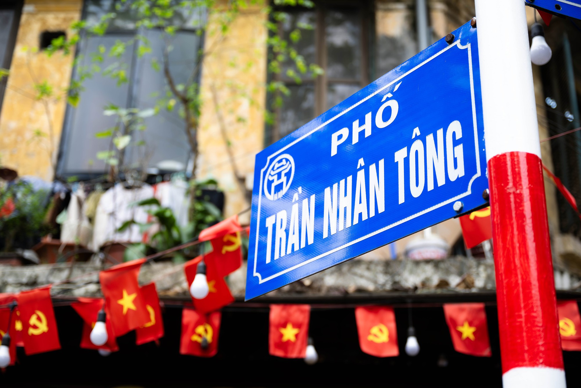 [CLIP] Con đường gần 1km ở Hà Nội có cả chục tiệm vàng: Bên xếp hàng dằng dặc - bên lại vắng tanh, vì sao? - Ảnh 1