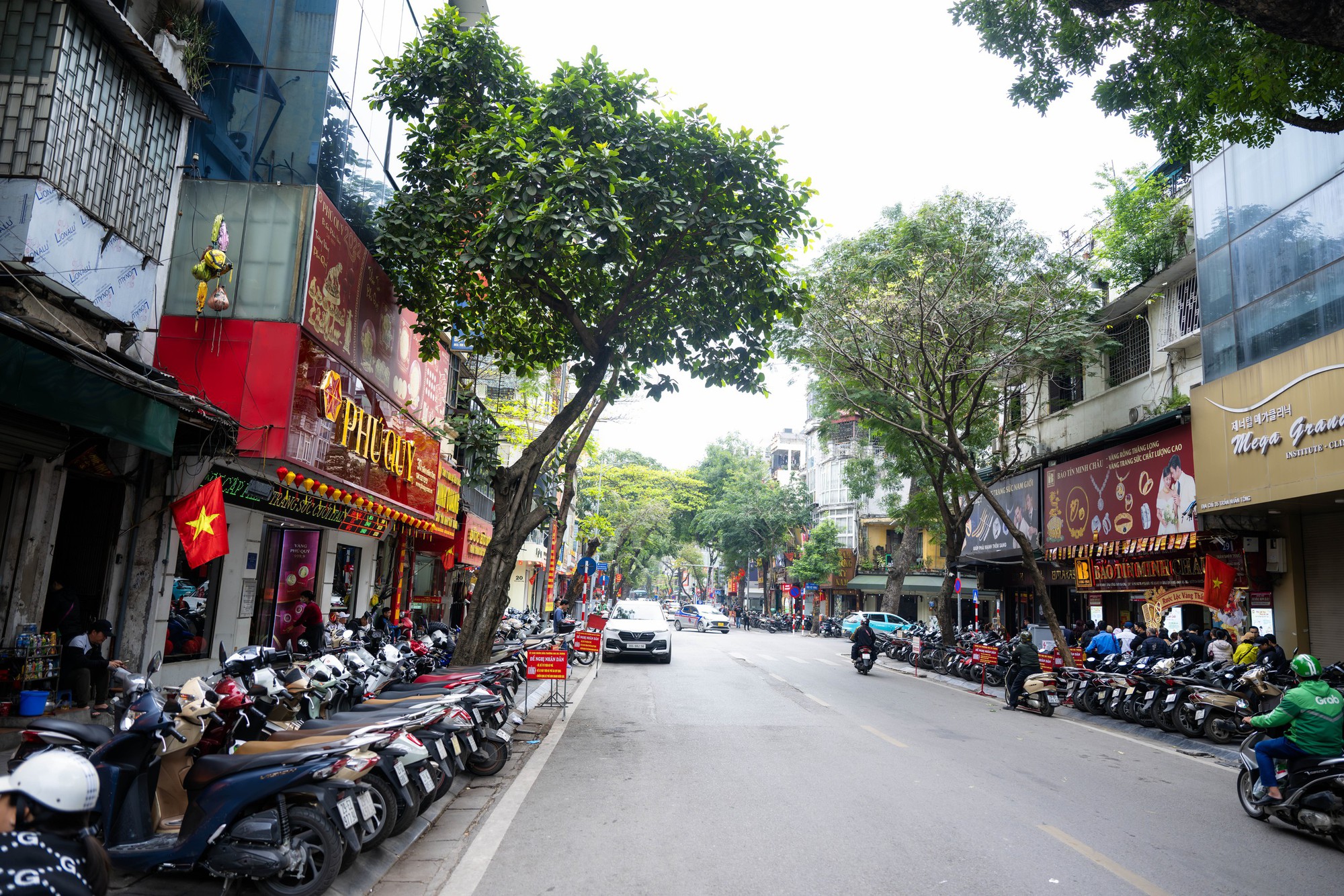 [CLIP] Con đường gần 1km ở Hà Nội có cả chục tiệm vàng: Bên xếp hàng dằng dặc - bên lại vắng tanh, vì sao? - Ảnh 12