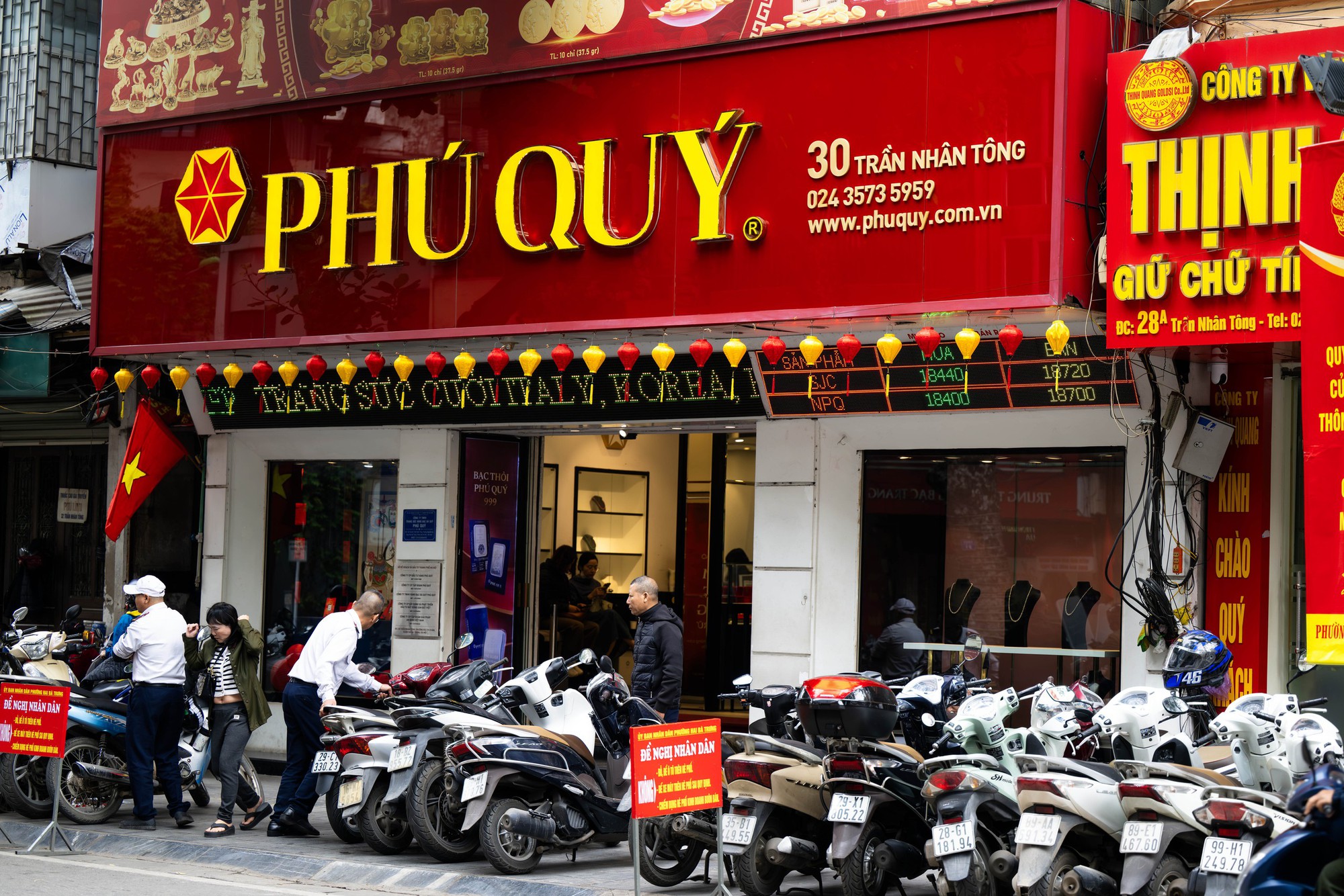 [CLIP] Con đường gần 1km ở Hà Nội có cả chục tiệm vàng: Bên xếp hàng dằng dặc - bên lại vắng tanh, vì sao? - Ảnh 2