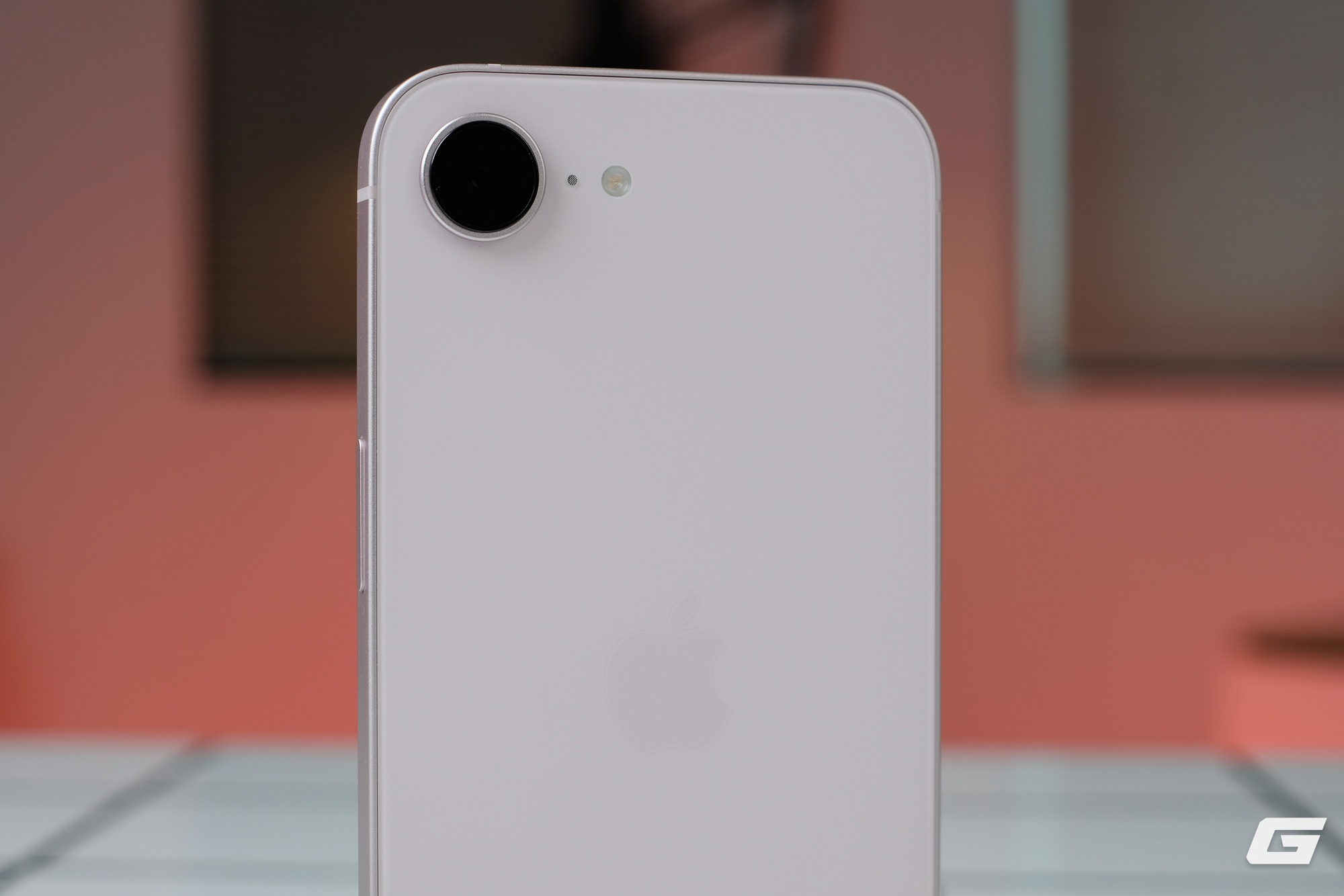 Cận cảnh iPhone 17e màu hồng mới: Hồng mà nhạt như trắng, hợp với nữ nhưng nam dùng cũng chẳng sao - Ảnh 2