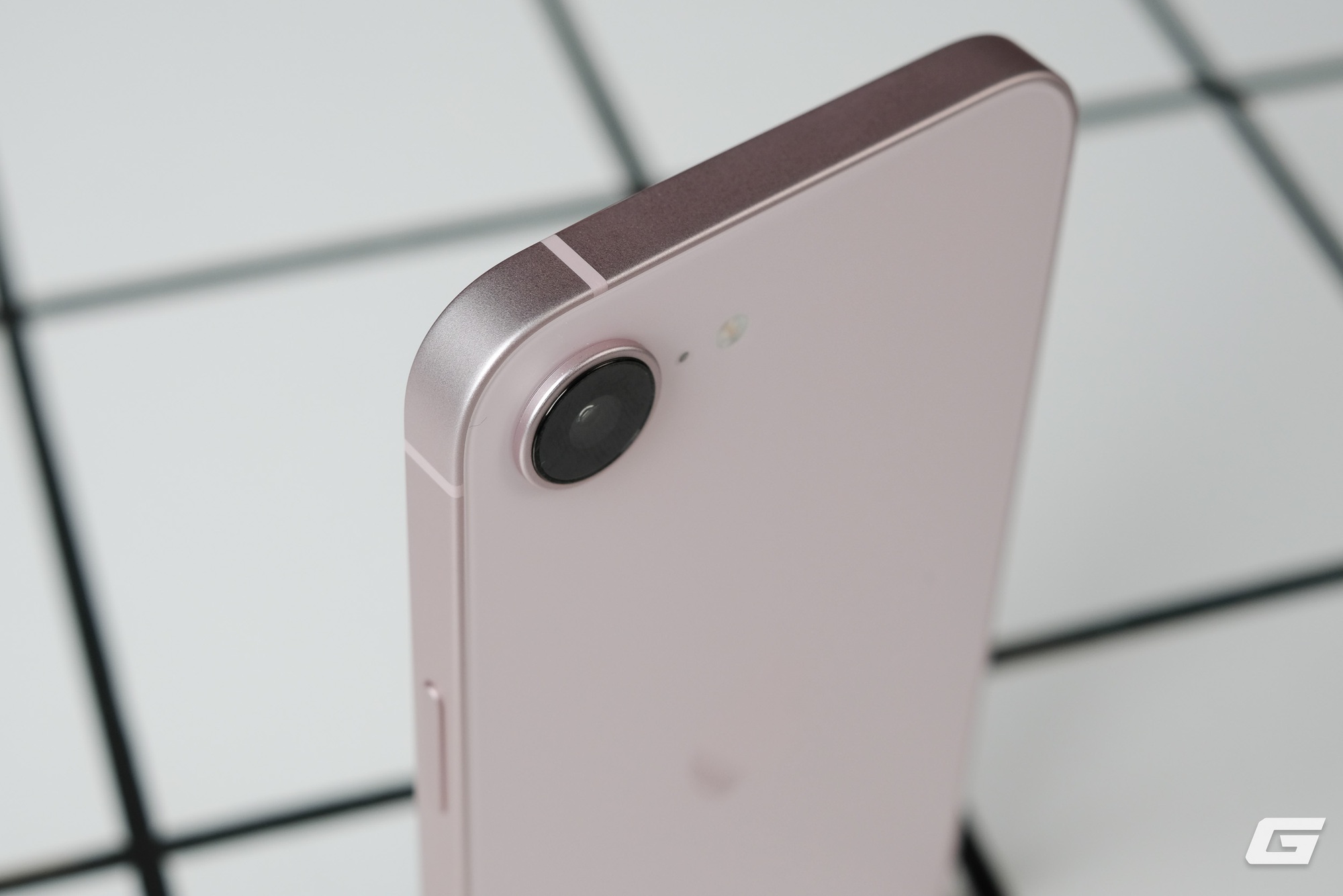 Cận cảnh iPhone 17e màu hồng mới: Hồng mà nhạt như trắng, hợp với nữ nhưng nam dùng cũng chẳng sao - Ảnh 4