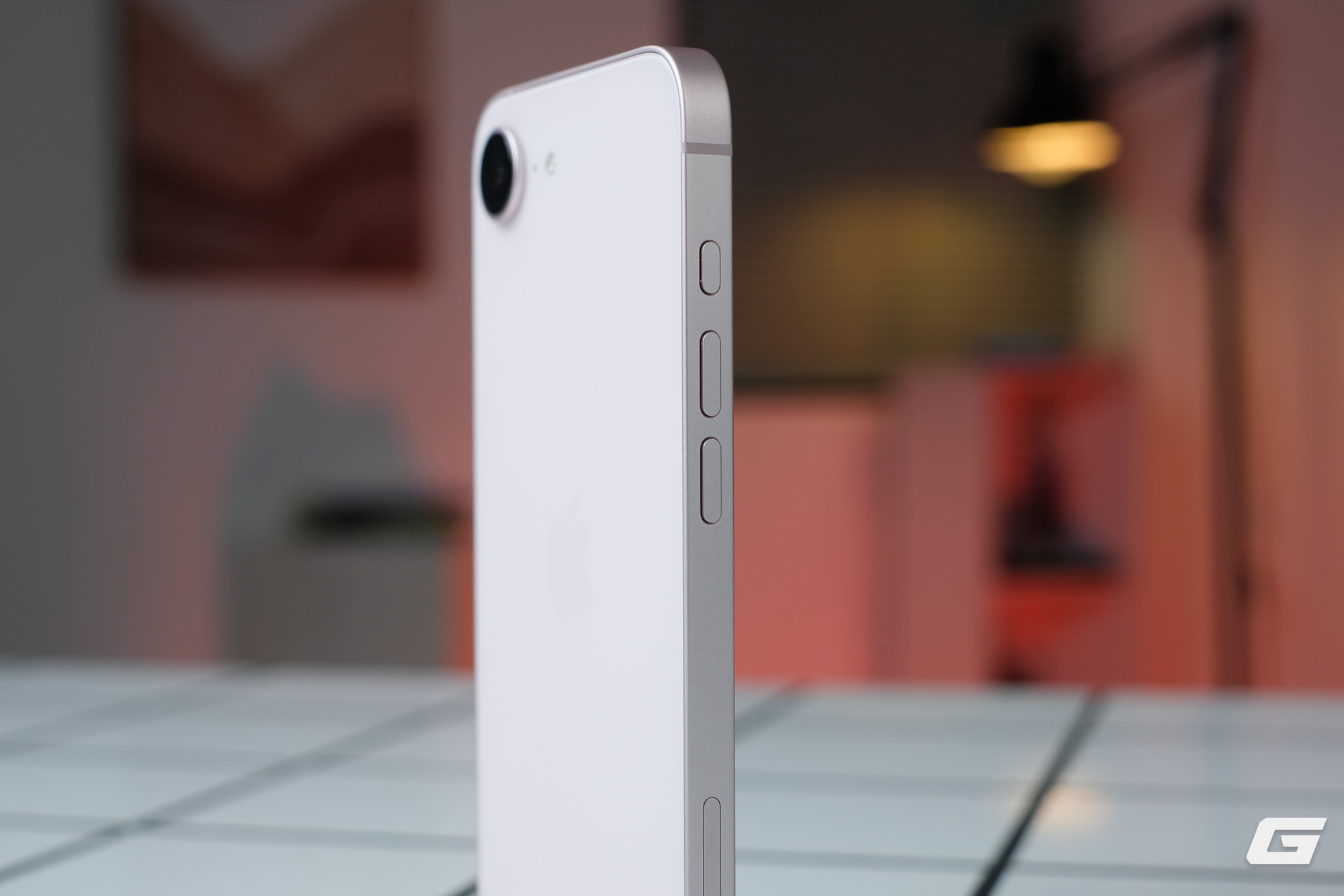 Cận cảnh iPhone 17e màu hồng mới: Hồng mà nhạt như trắng, hợp với nữ nhưng nam dùng cũng chẳng sao - Ảnh 6