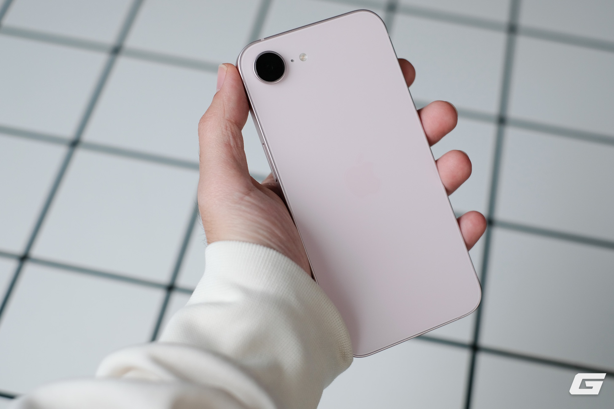 Cận cảnh iPhone 17e màu hồng mới: Hồng mà nhạt như trắng, hợp với nữ nhưng nam dùng cũng chẳng sao - Ảnh 11