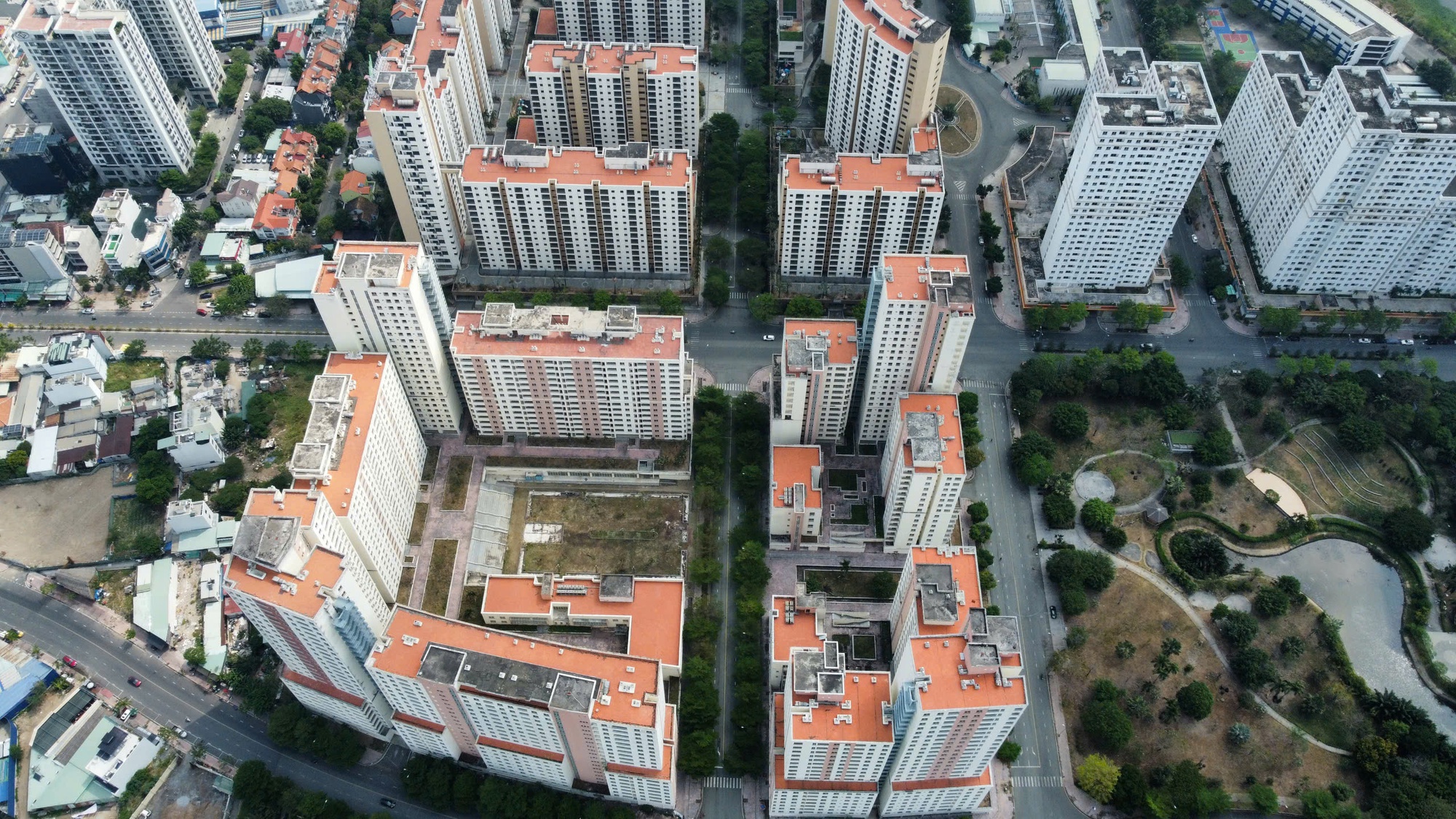 Toàn cảnh 3.790 căn hộ tái định cư ở Thủ Thiêm sắp sửa được đấu giá, nhiều hạng mục đã xuống cấp - Ảnh 7