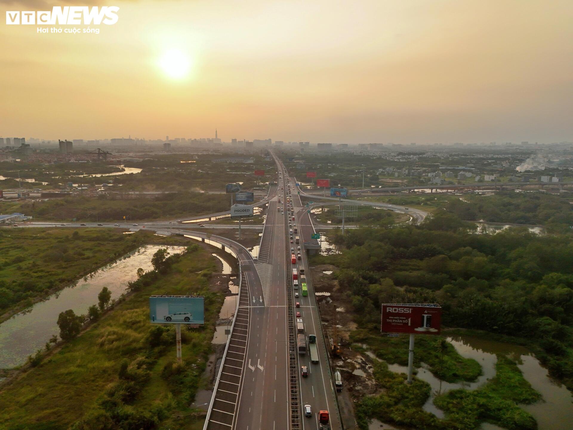 Cận cảnh cao tốc TP.HCM - Long Thành sau hơn nửa năm thi công mở rộng - Ảnh 1
