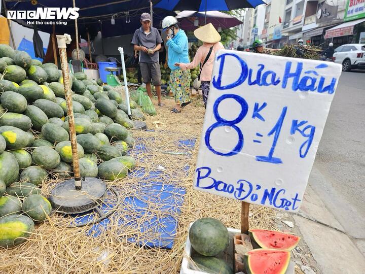 Cam sành, dưa hấu ‘dội chợ’, bán đầy vỉa hè và chợ mạng - Ảnh 1