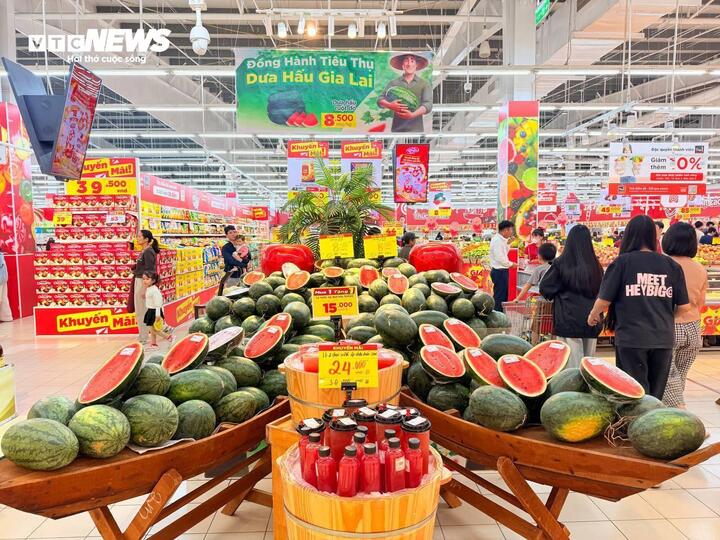 Cam sành, dưa hấu ‘dội chợ’, bán đầy vỉa hè và chợ mạng - Ảnh 5