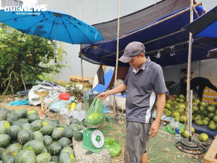 Cam sành, dưa hấu ‘dội chợ’, bán đầy vỉa hè và chợ mạng - Ảnh 2