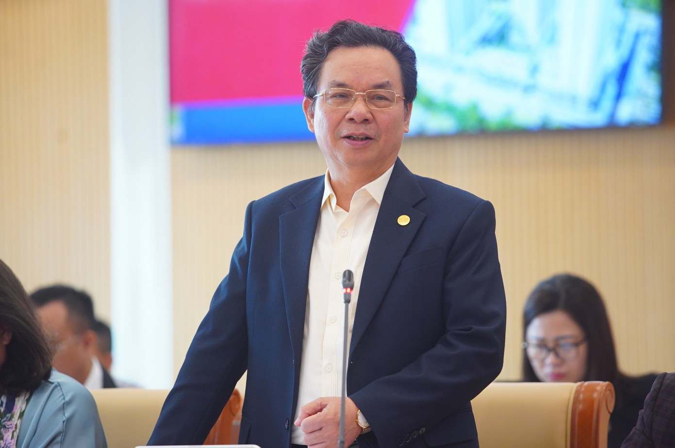 Nhà ở xã hội nên xây trên 'đất vàng' hay đẩy ra vùng ven? - Ảnh 1