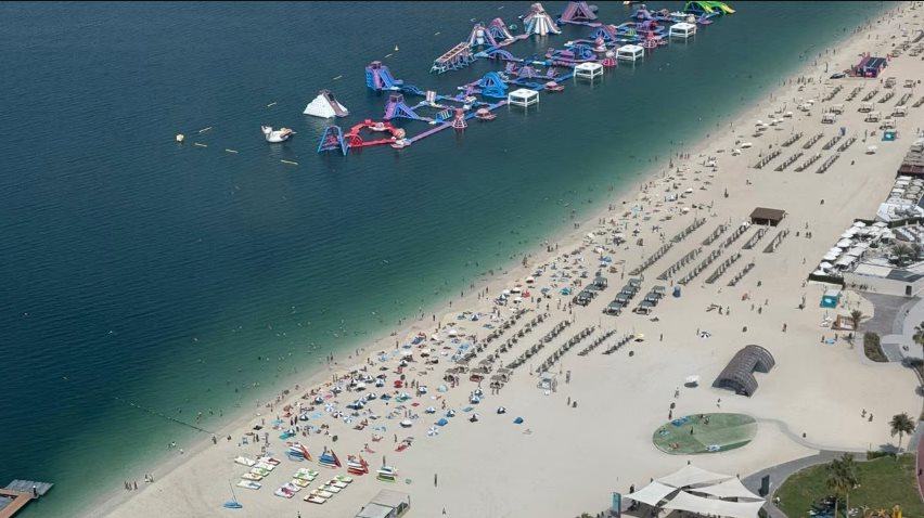 Dubai sầm uất bỗng dưng vắng tanh vắng ngắt như 'thành phố ma' - Ảnh 1