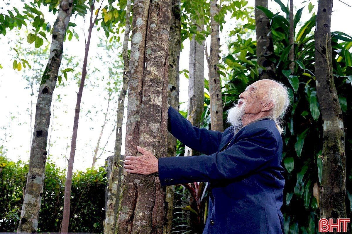 Cụ ông 98 tuổi biến khối gỗ mục làm củi thành "vàng", kiếm 200 tỷ mỗi năm cho vùng rốn lũ miền Trung - Ảnh 1