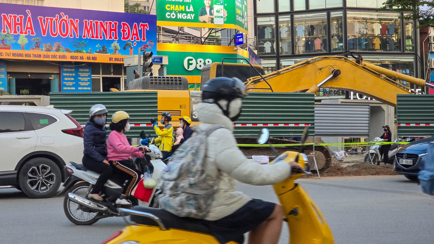 Đào đường, dựng rào chắn thi công cống ngầm khẩn cấp lưu vực Tô Lịch - Tả Nhuệ - Ảnh 4