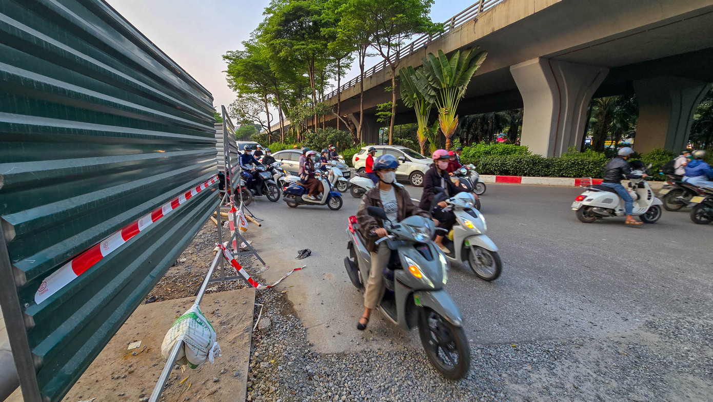 Đào đường, dựng rào chắn thi công cống ngầm khẩn cấp lưu vực Tô Lịch - Tả Nhuệ - Ảnh 3