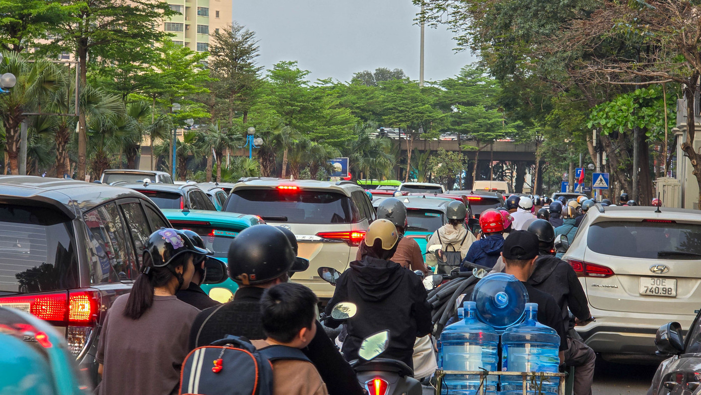 Đào đường, dựng rào chắn thi công cống ngầm khẩn cấp lưu vực Tô Lịch - Tả Nhuệ - Ảnh 2