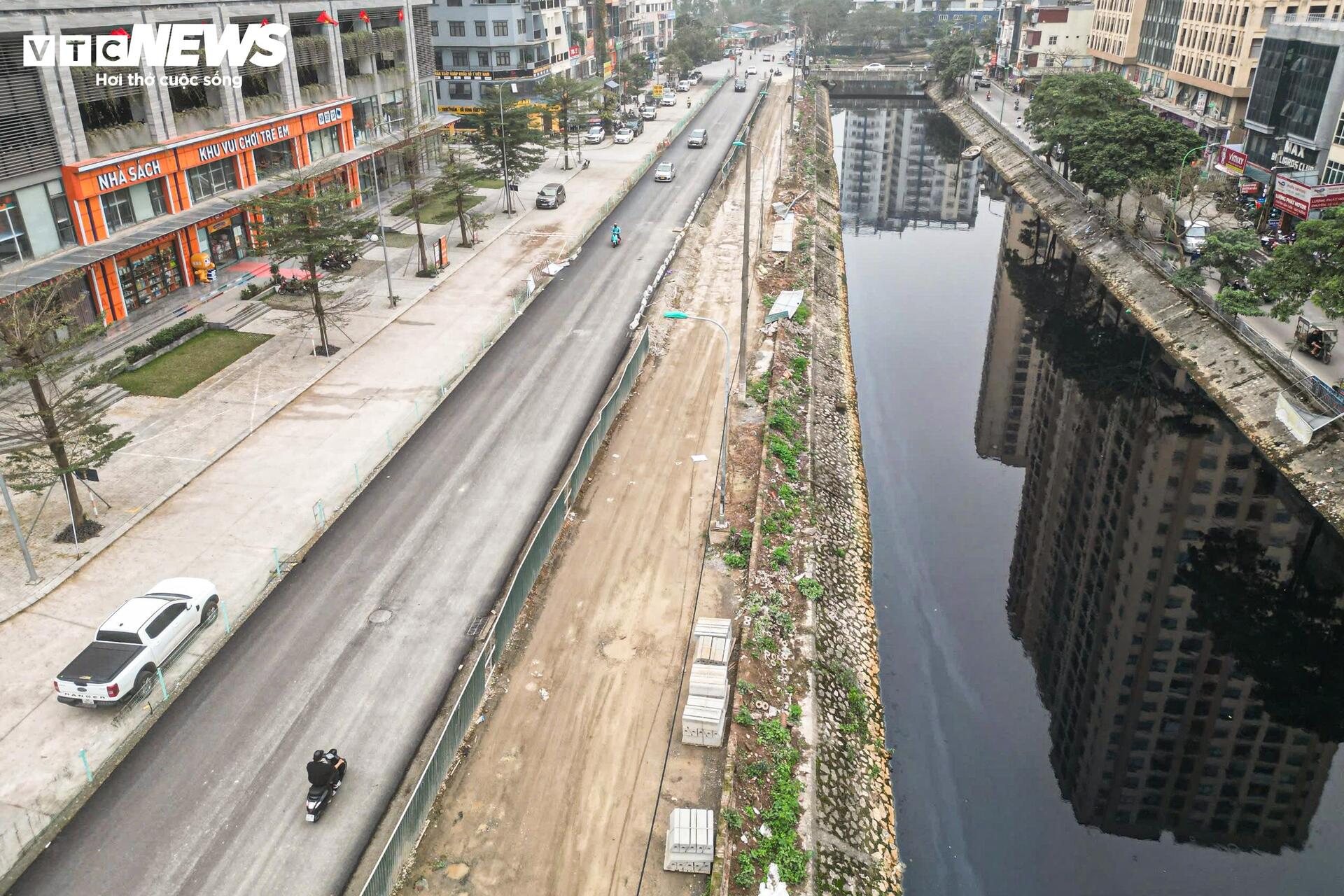 Diện mạo mới của đoạn đường từng chi chít ‘ổ voi, ổ gà’ ở Hà Nội - Ảnh 9