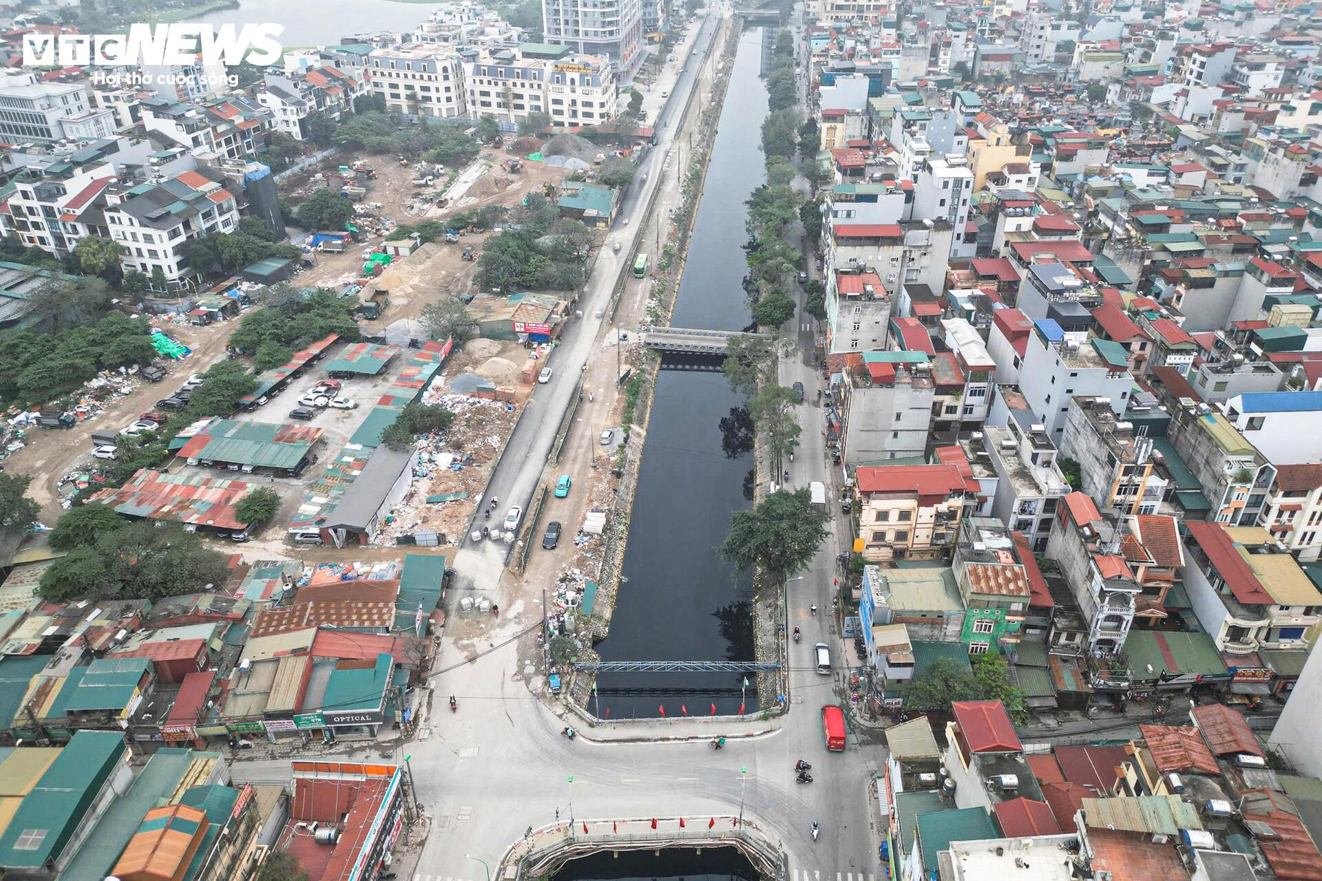 Diện mạo mới của đoạn đường từng chi chít ‘ổ voi, ổ gà’ ở Hà Nội - Ảnh 11